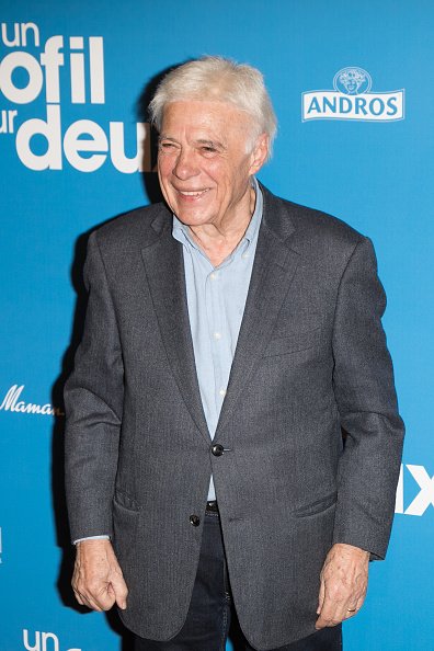 L'acteur Guy Bedos assiste à la première de "Un Profil pour Deux" au Cinéma.|Photo : Getty Images