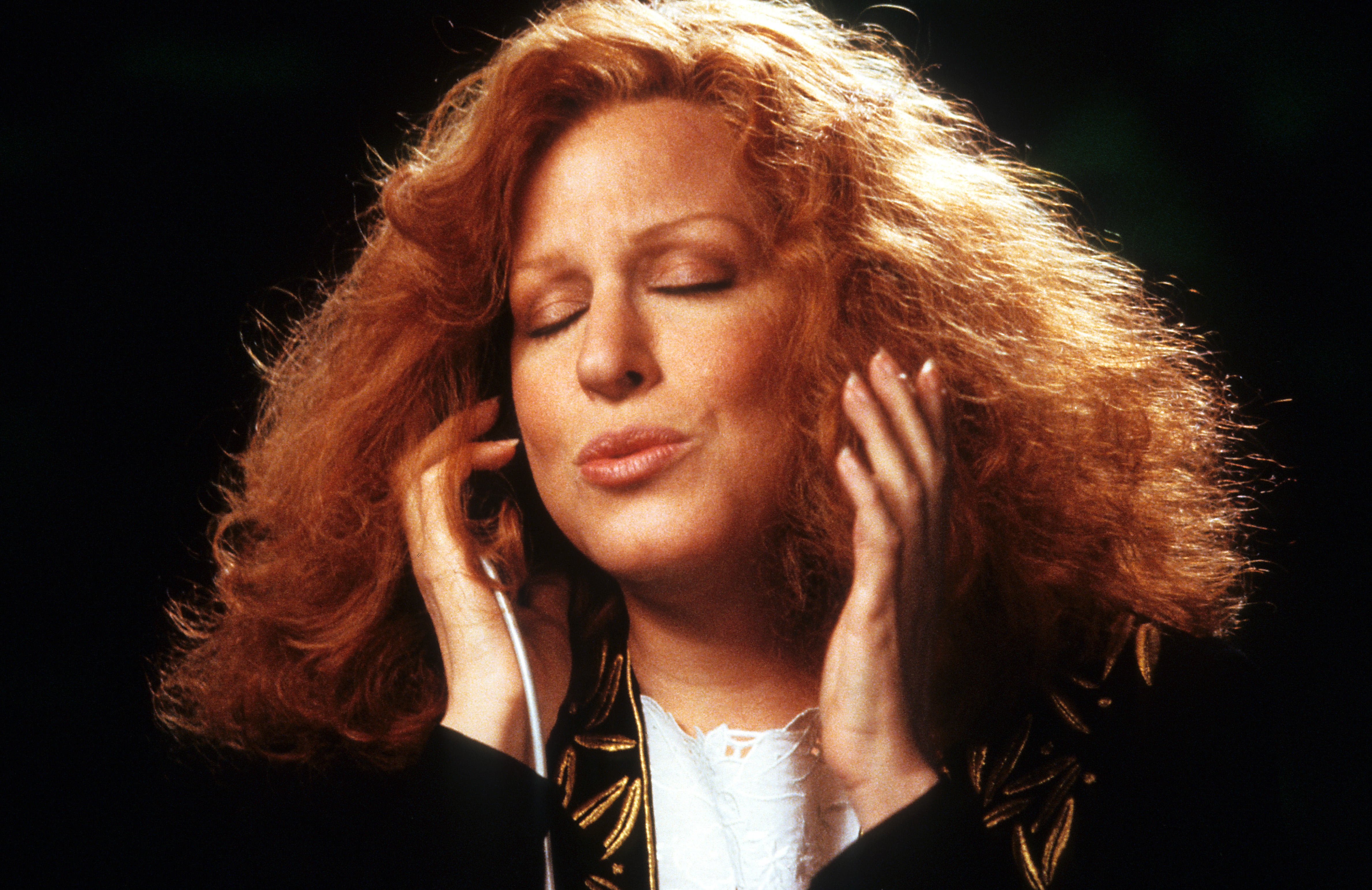 Bette Midler in a scene from the film 'Beaches', 1988 | Source: Getty Images