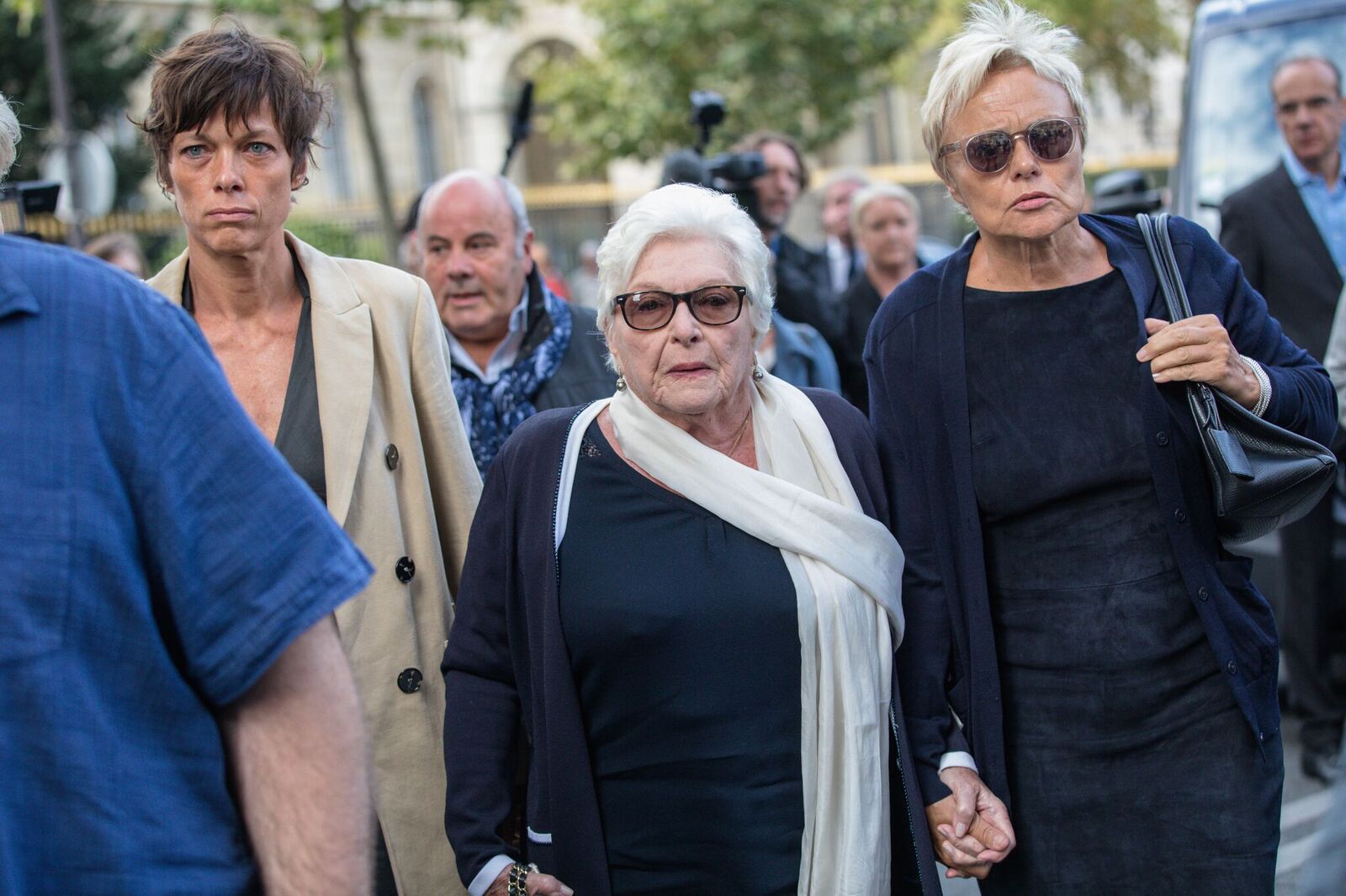 Muriel Robin et Line Renaud assistent aux funérailles de Mireille Darc à l'église Saint-Sulpice à Paris, France. | Photo : Getty Images
