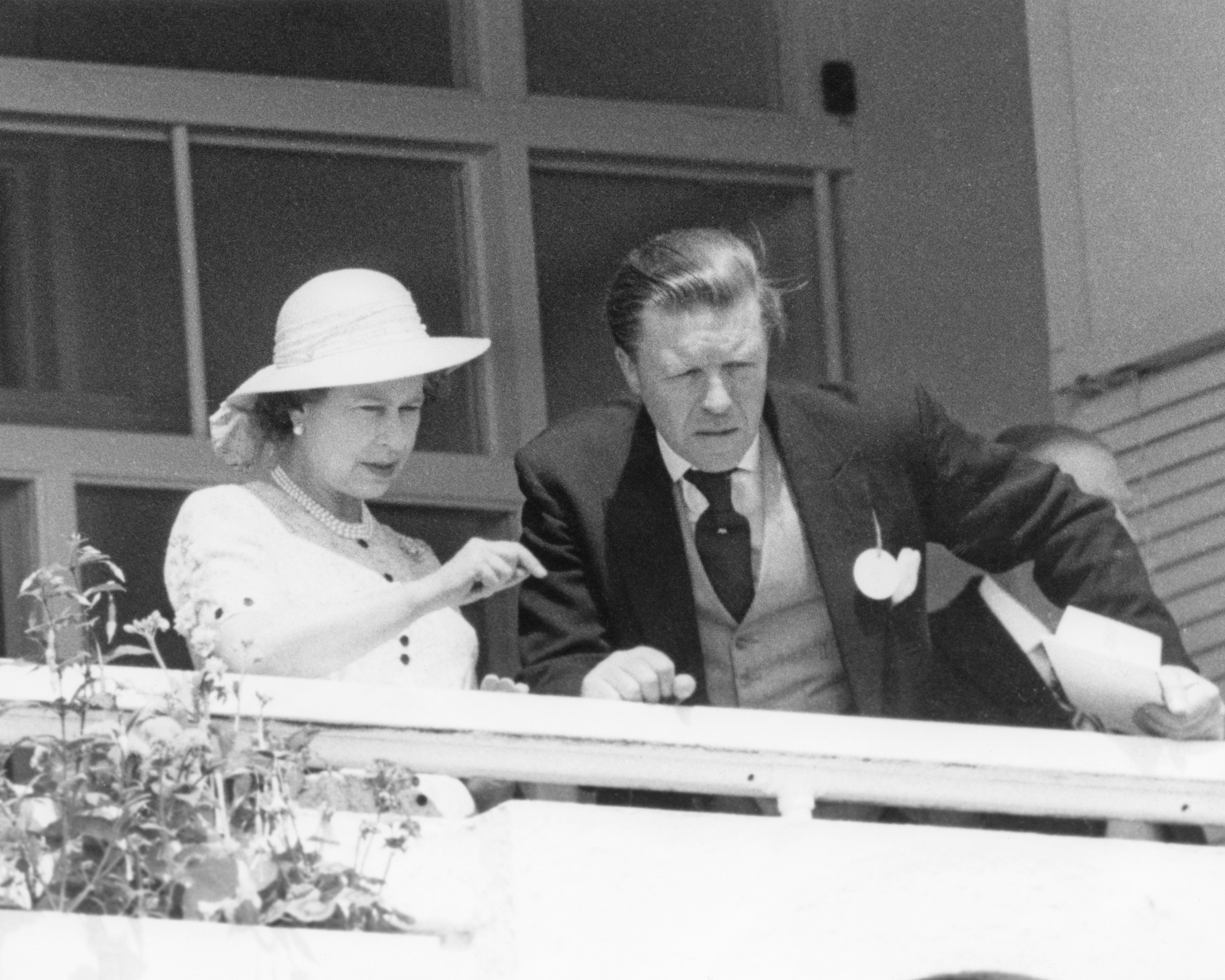 Reina Elizabeth II y Sir Michael Oswald en Surrey, Inglaterra en junio de 1980. | Foto: Getty Images
