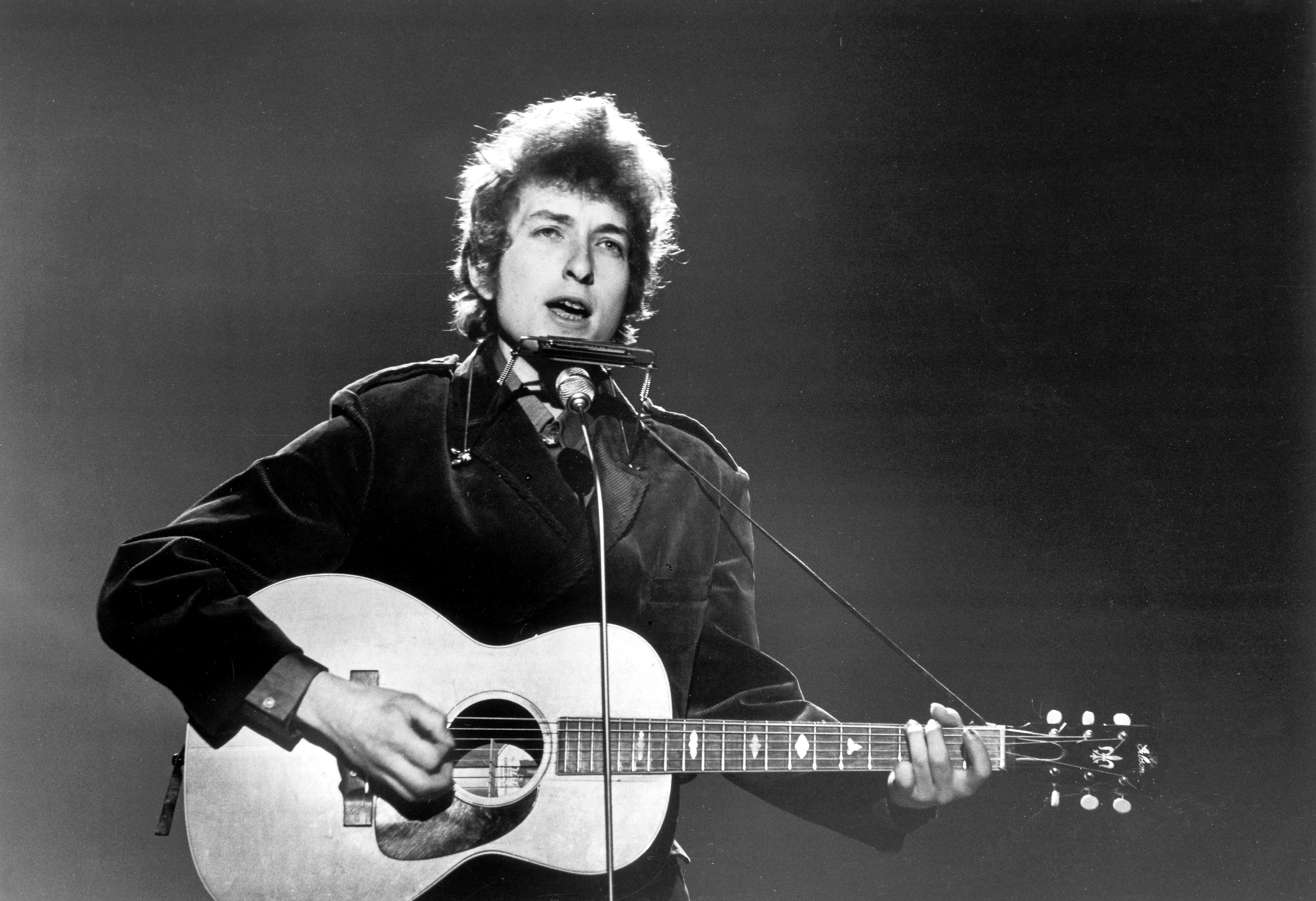 Bob Dylan, performing on a TV show at the BBC TV Center in the early 70s | Source: Getty Image