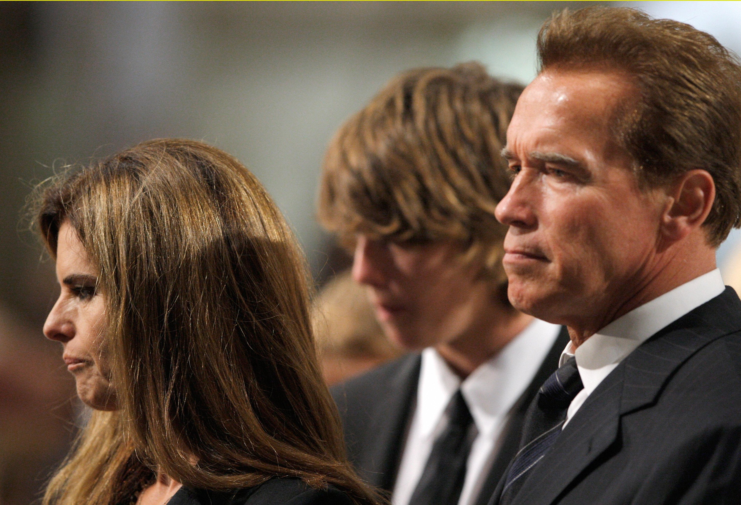 Maria Shriver, su hijo Patrick y Arnold Schwarzenegger en el funeral de Ted Kennedy en la Basilica of Our Lady of Perpetual Help en Boston, el 29 de agosto de 2009. | Foto: Getty Images