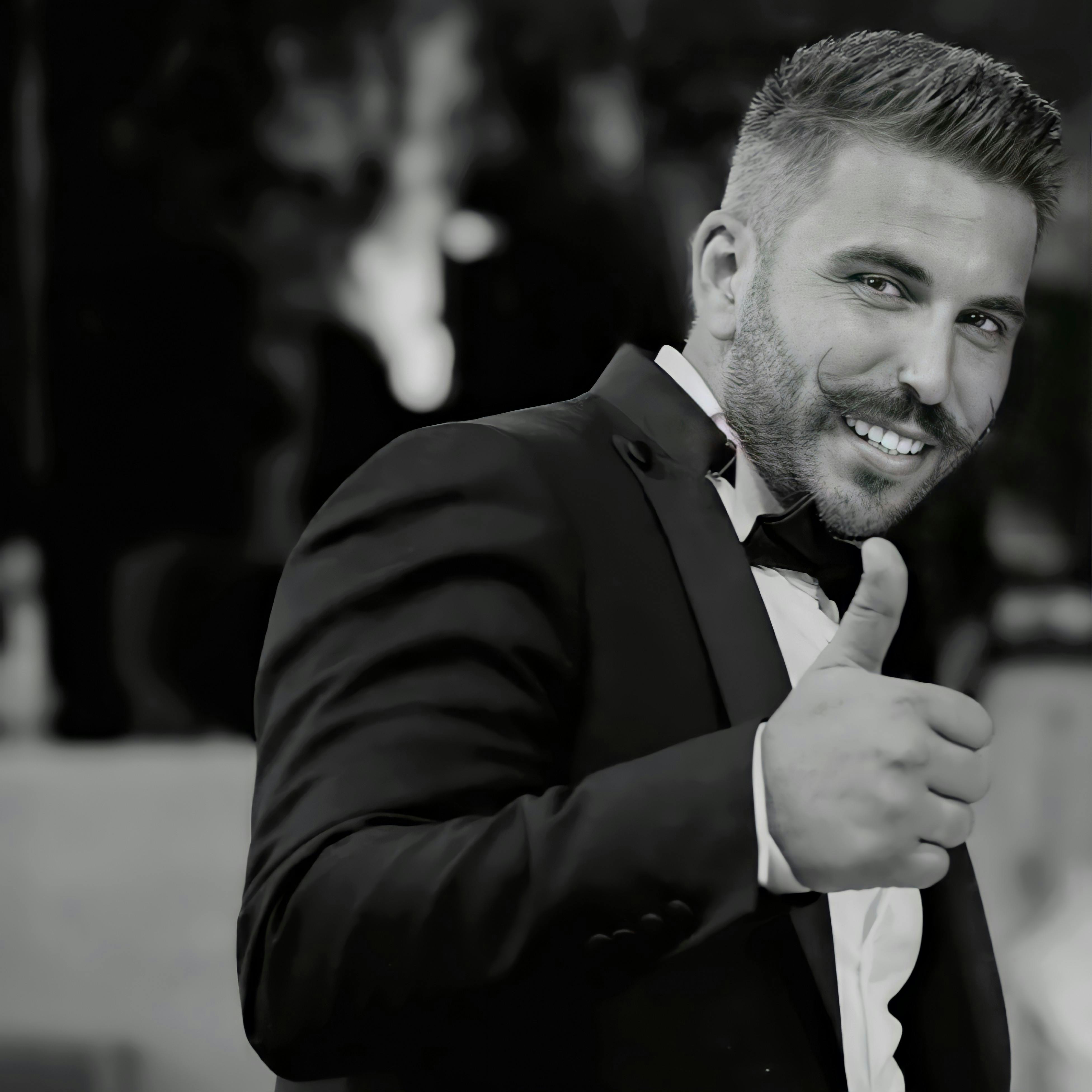 A happy man giving the thumbs-up sign | Source: Pexels