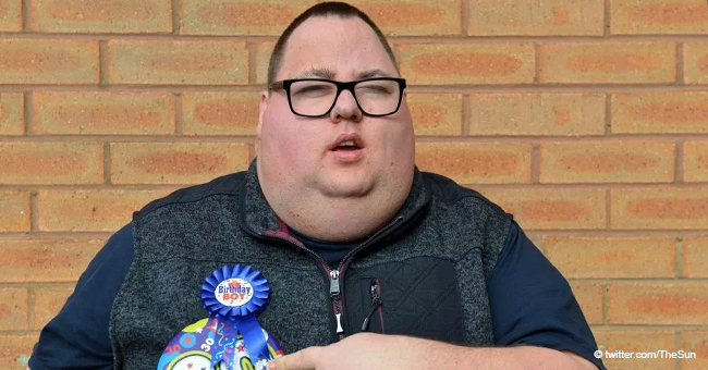 Behinderter Mann an seinem 30. Geburtstag wegen "falscher Kleider" aus einem Nachtclub entfernt