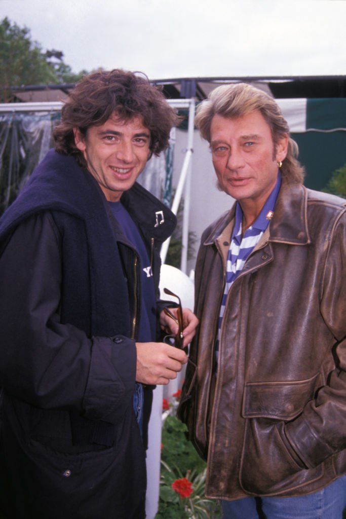 Patrick Bruel et Johnny Hallyday à Roland Garros le 9 juin 1991, Paris, France. | Photo : Getty Images