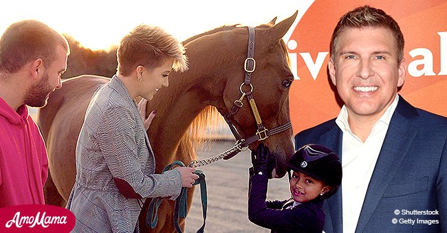 Where Do The Chrisleys Live Now 2021 Address Savannah and Chase Chrisley Smile with Niece ChloƩ in a Photo with a Horse