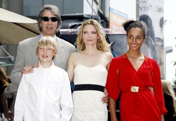 Michelle Pfeiffer, ihr Ehemann, der Produzent David E. Kelley, ihr Sohn John und ihre Tochter Claudia am 6. August 2007 in Los Angeles, Kalifornien. | Quelle: Getty Images
