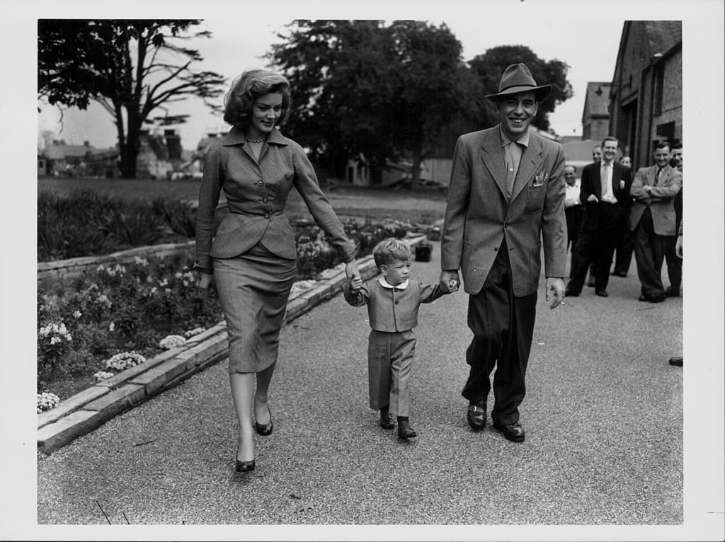 Lauren Bacall, Humphrey Bogart und ihr Sohn Stevie stellten sich vor, 1951 die Studios in Isleworth zu verlassen. | Quelle: Getty Images