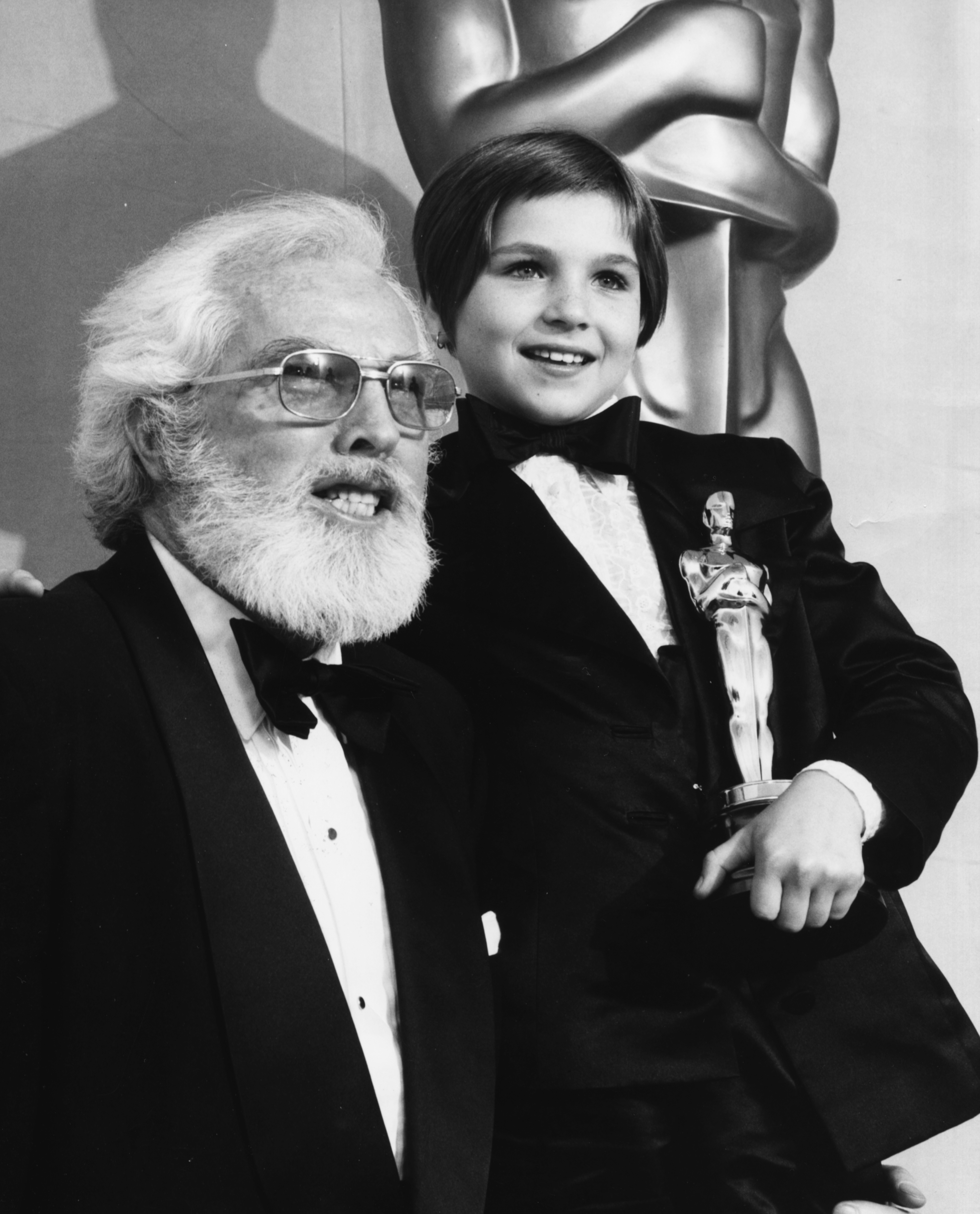 Tatum O'Neal holding her Best Supporting Actress Oscar, with her grandfather Charles O'Neal in Los Angeles, 1974 | Source: Getty Images