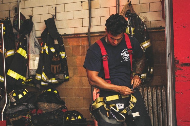 Un sapeur pompier qui met sa ceinture | Photo : Unsplash