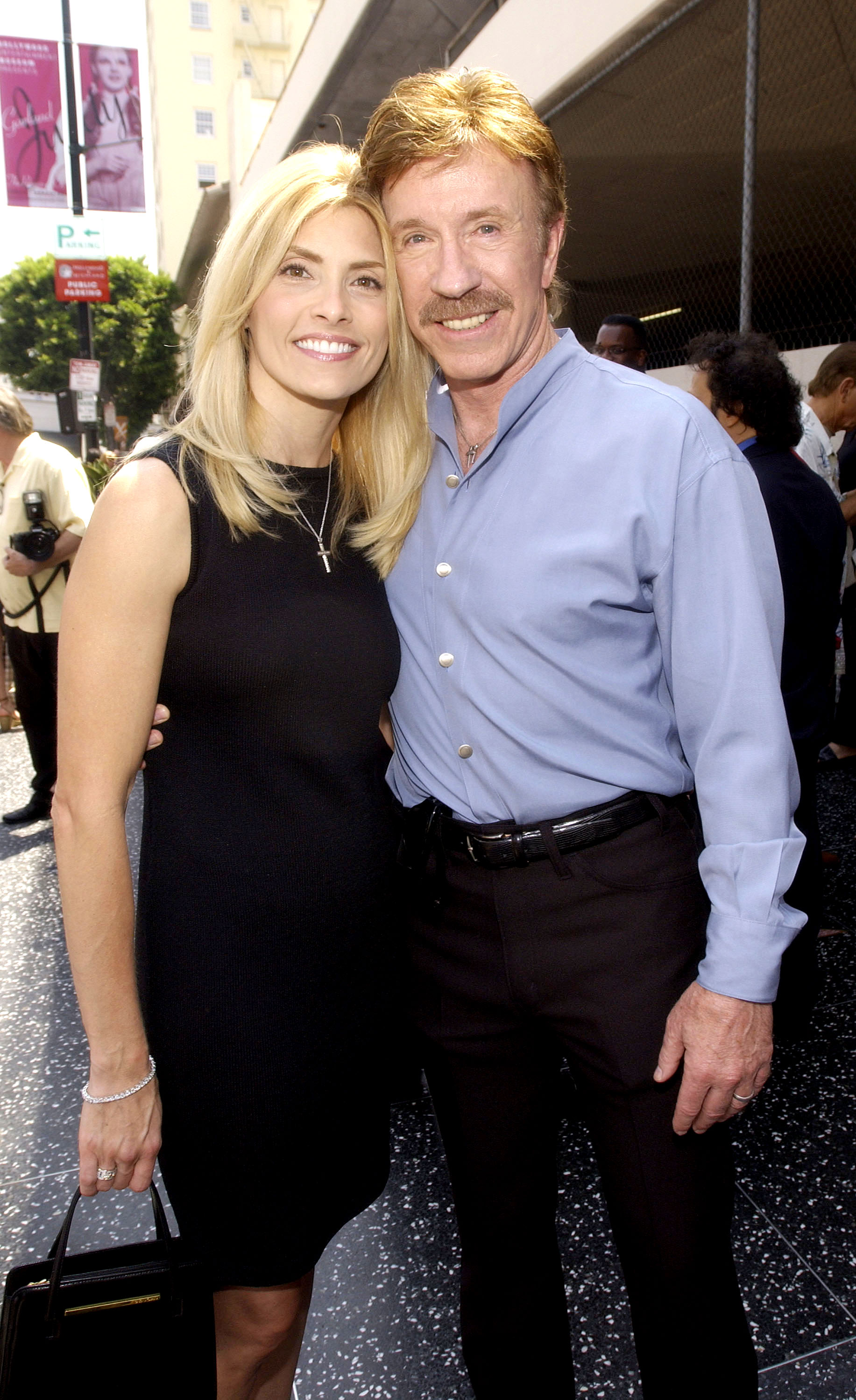 Gena O'Kelley and Chuck Norris at a Hollywood Walk of Fame star ceremony in 2002 | Source: Getty Images