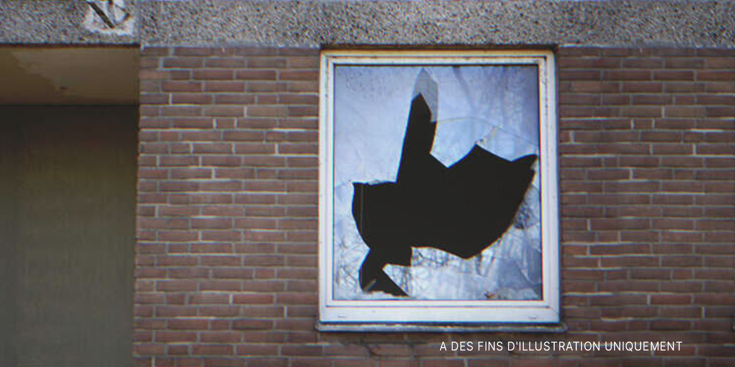 Une fenêtre de maison brisée. | Source : Getty Images
