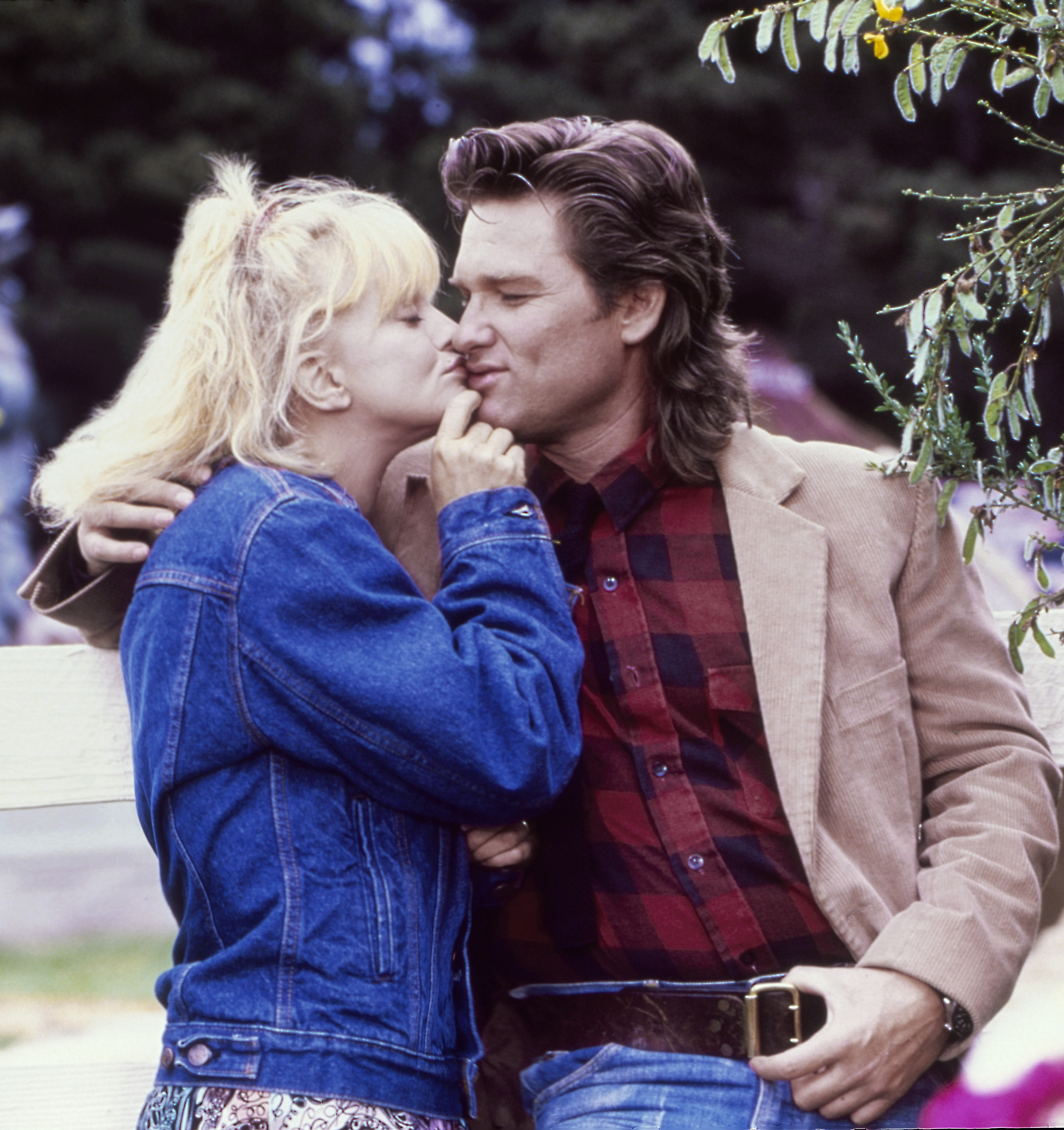 Goldie Hawn and Kurt Russell pose for a portrait on the set of "Overboard" in Fort Bragg, in October 1987 | Source: Getty Images