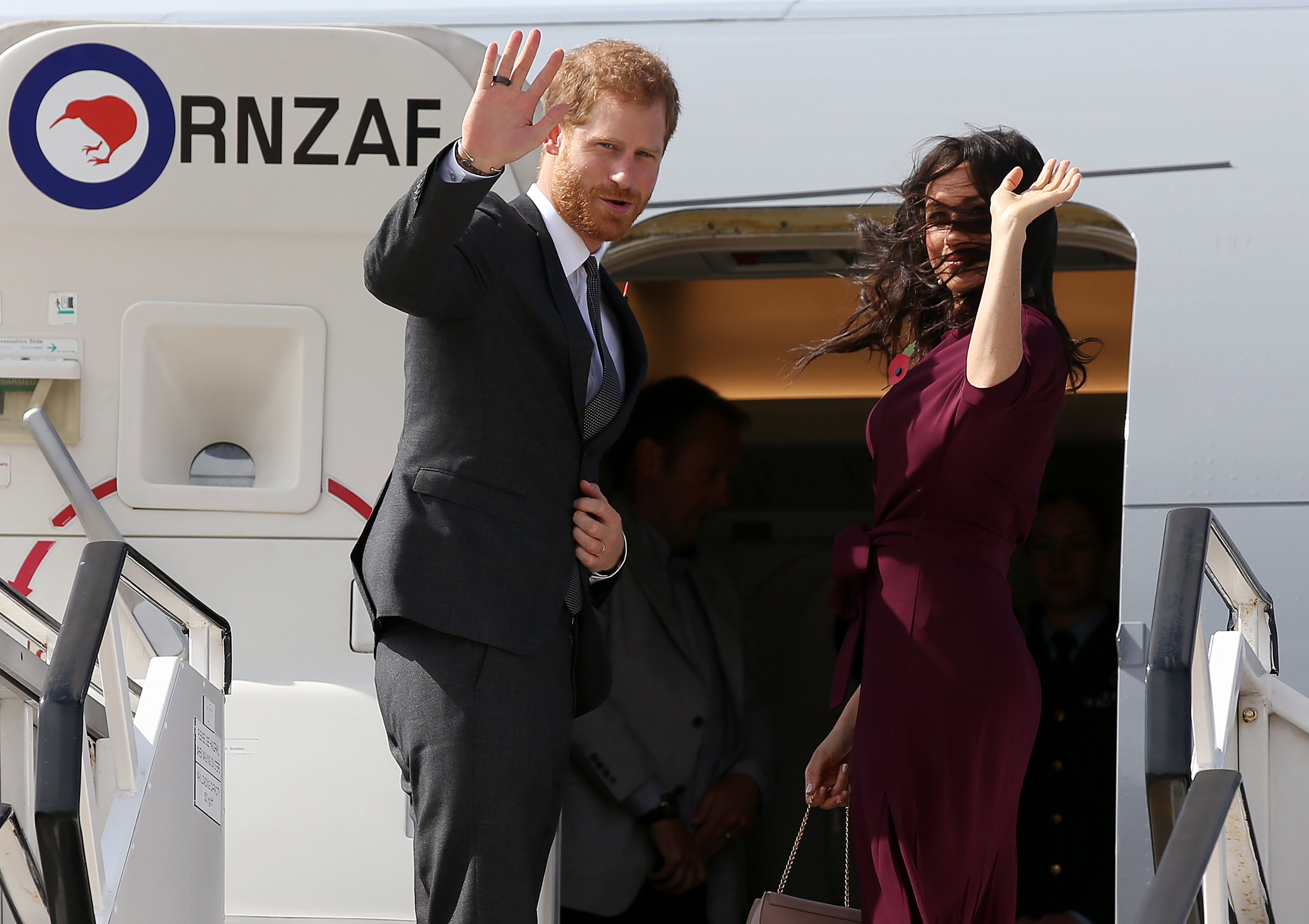 Prince Harry and Meghan Markle wave as they board a plane in Sydney, Australia on October 28, 2018 | Source: Getty Images