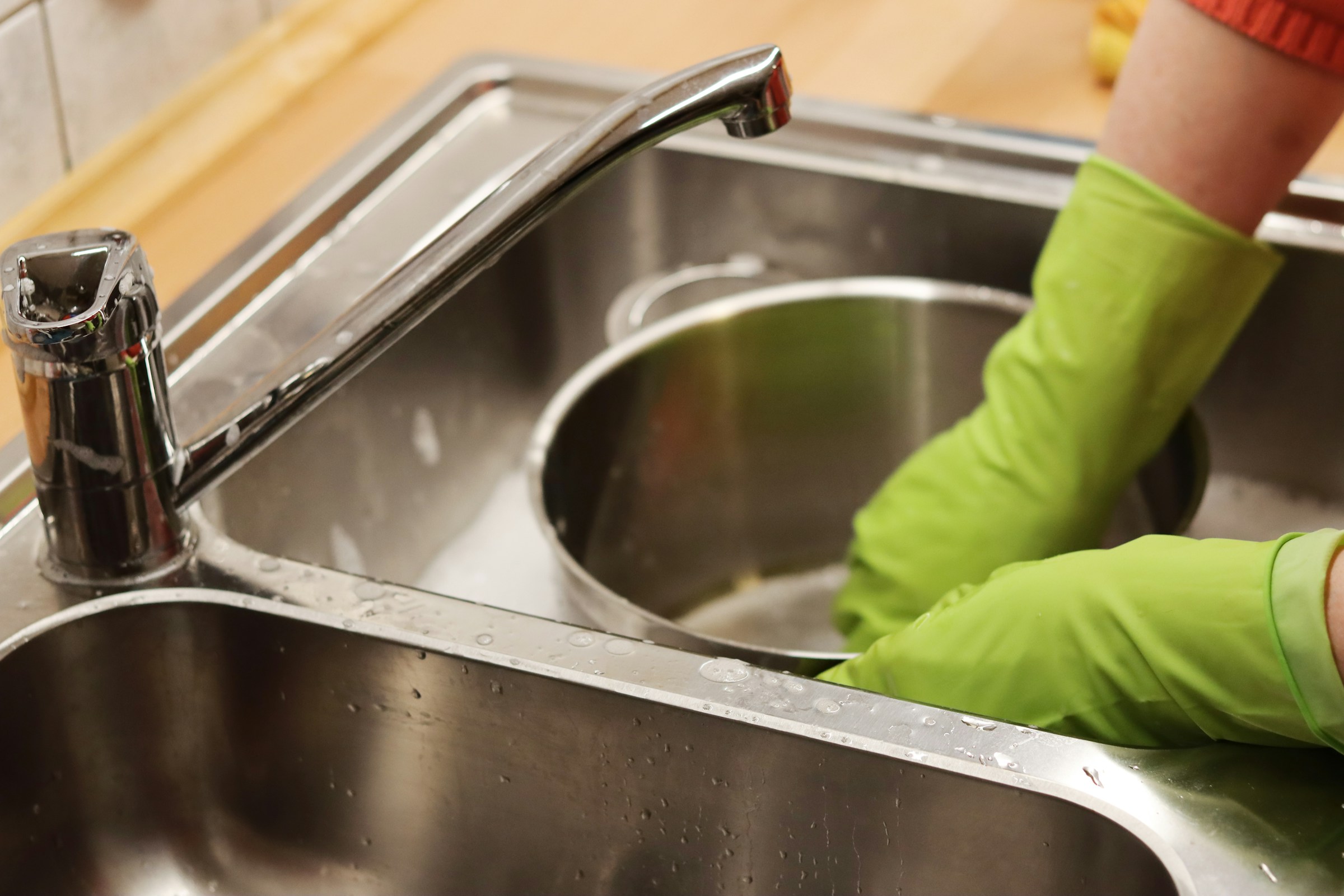 A person washing dishes | Source: Unsplash