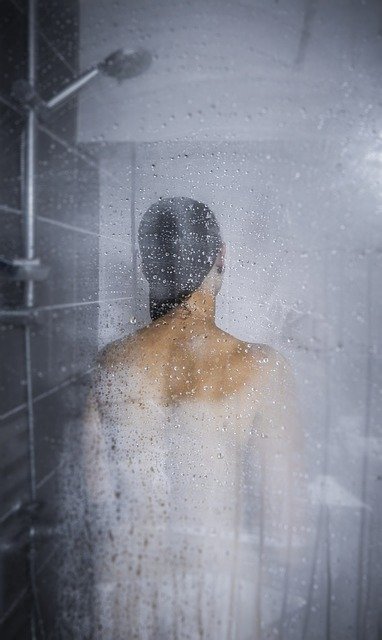 Mujer se da una ducha caliente. | Foto: Pixabay