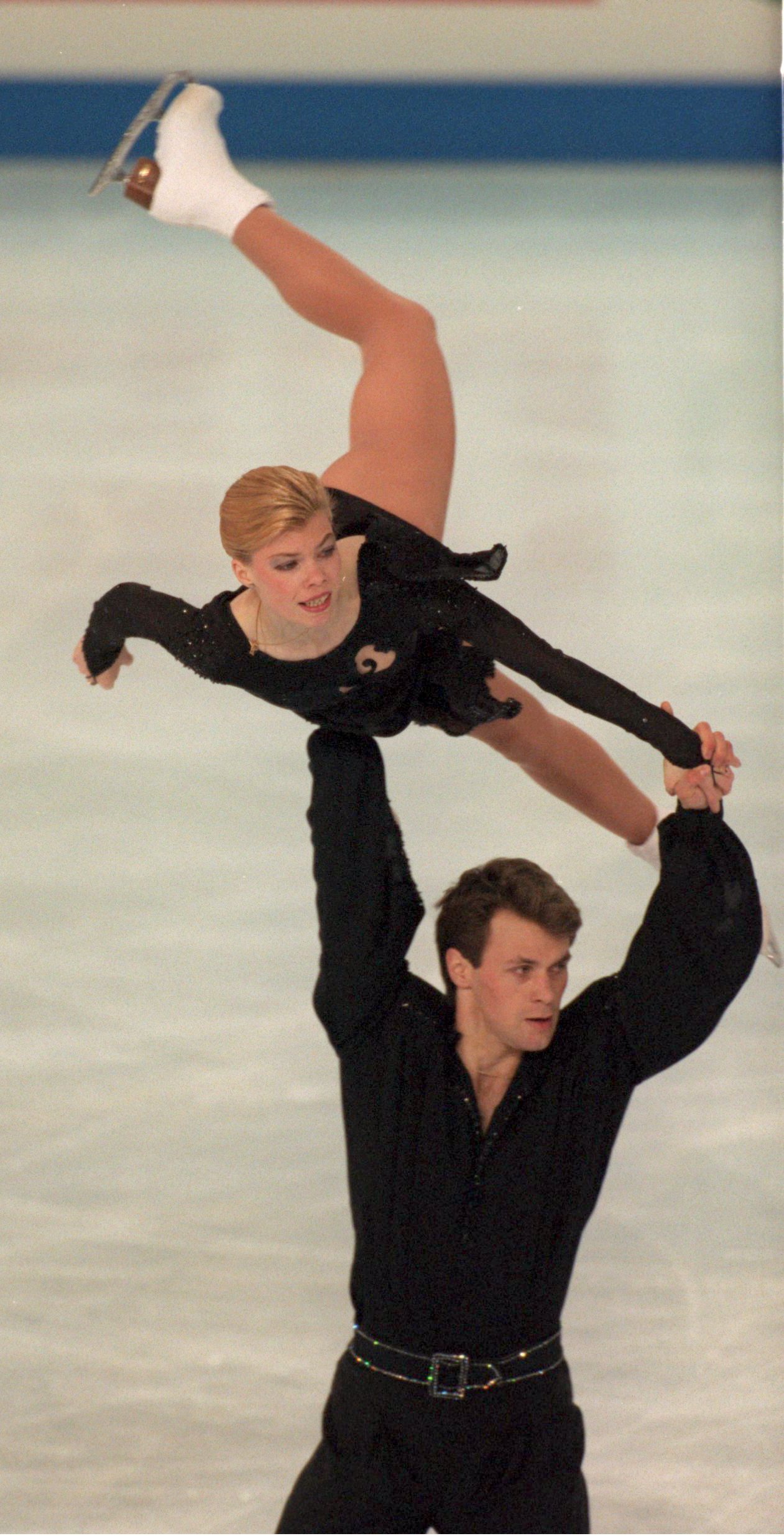 Vadim Naumov and Evgenia Shishkova perform during the World Figure Skating Championships in Birmingham, England on March 7, 1995 | Source: Getty Images