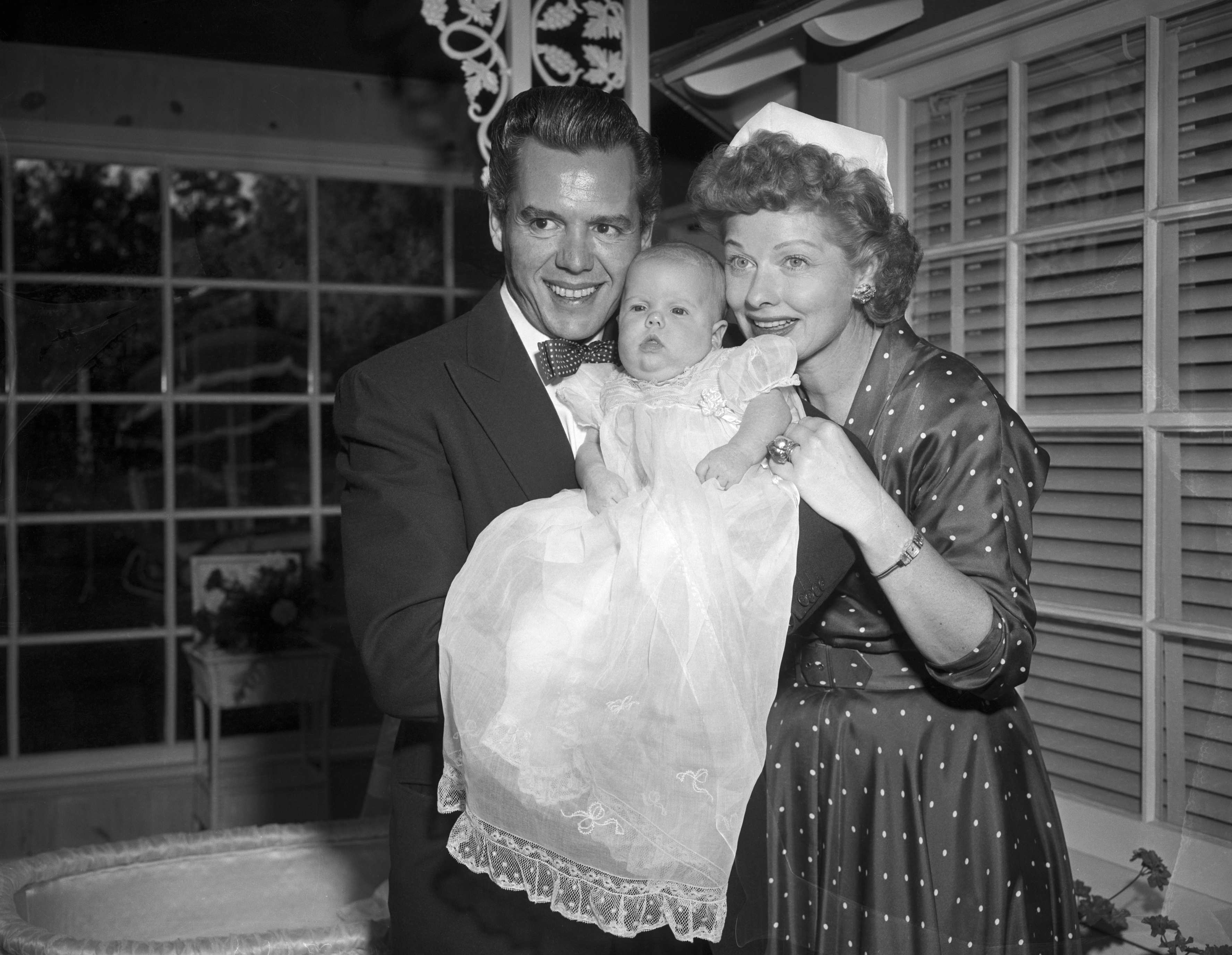 Desi Arnaz, Lucille Ball, and their daughter Lucie Desiree Arnaz on October 2, 1951. | Source: Getty Images