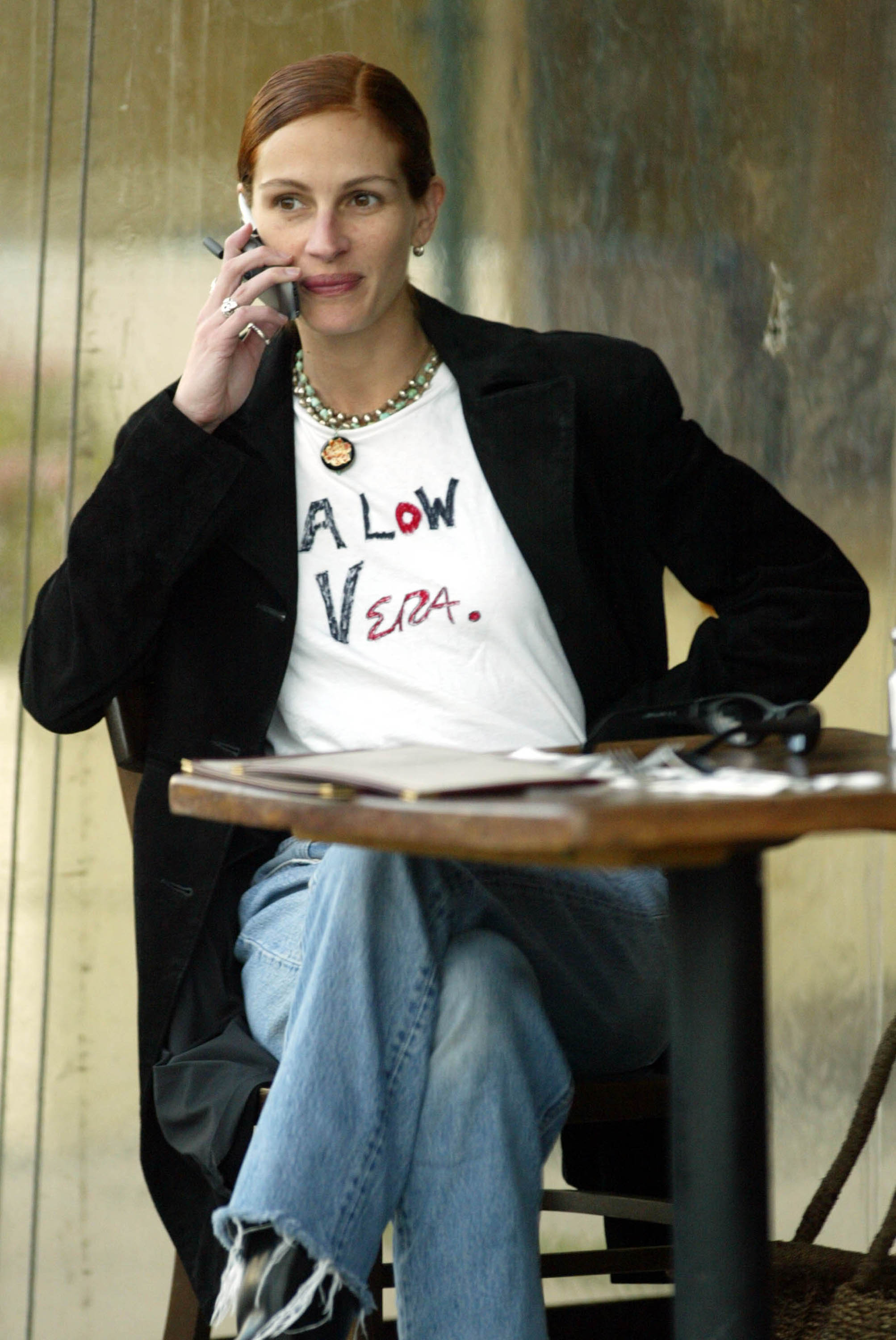Another photo of Julia Roberts wearing the controversial T-shirt at The King's Road Cafe in West Hollywood, 2002 | Source: Getty Images