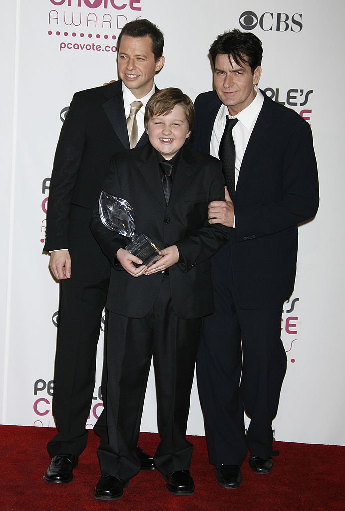Jon Cryer, Angus T. Jones and Charlie Sheen, winners of Favorite TV Comedy for "Two and a Half Men" in 2007. | Source: Getty Images