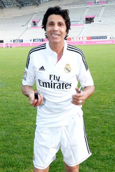 Le chanteur Jean-Luc Lahaye assiste au match de football au profit de l'association "Plus fort la vie" au Stade Jean Bouin le 9 juin 2014. | Photo : Getty Images.