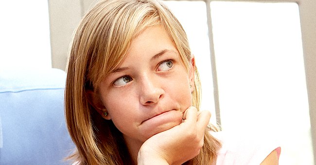 A girl looks into the distance and seems to be thinking about something. | Photo: Shutterstock