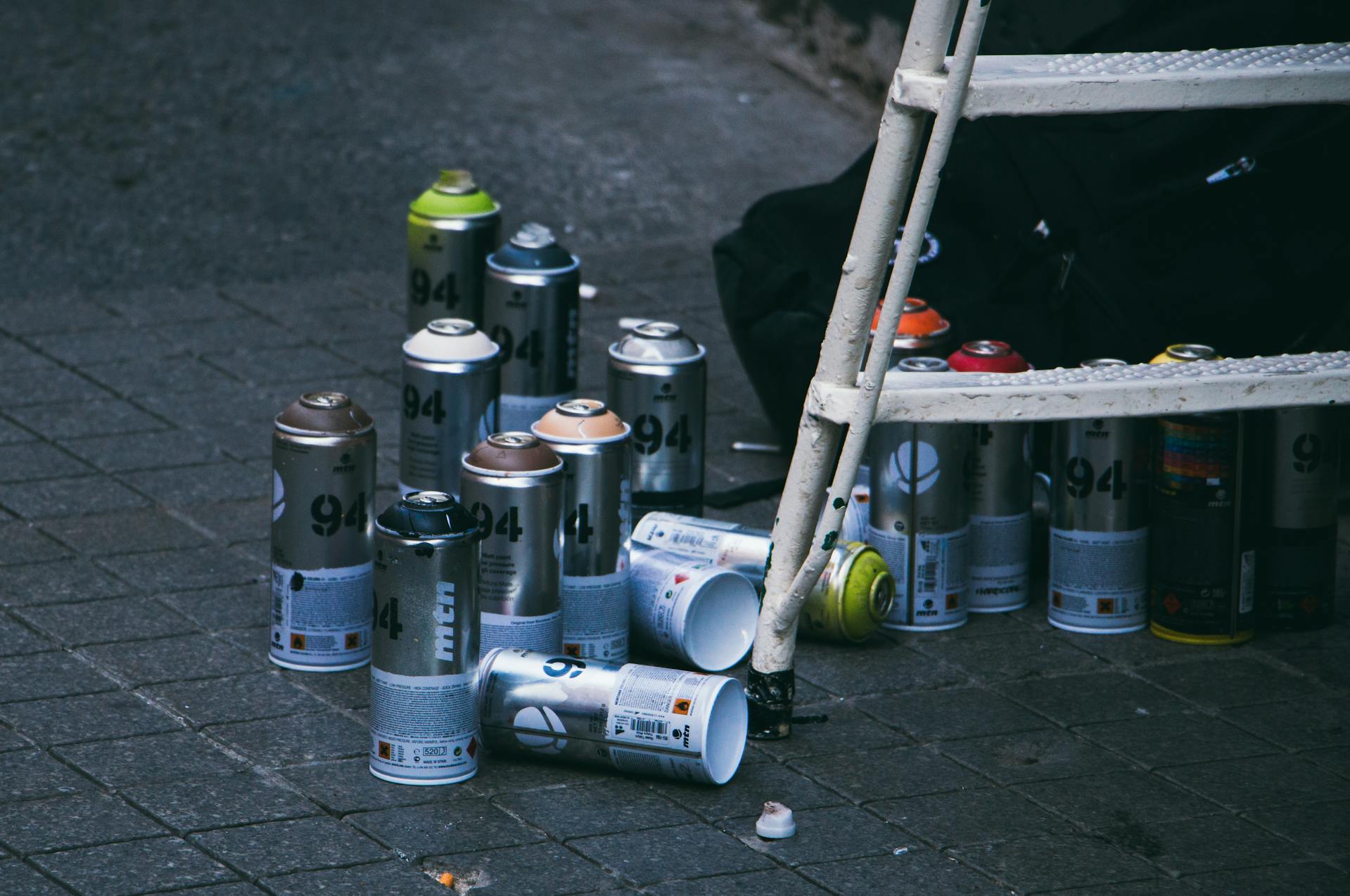 Cans of spray paint | Source: Pexels