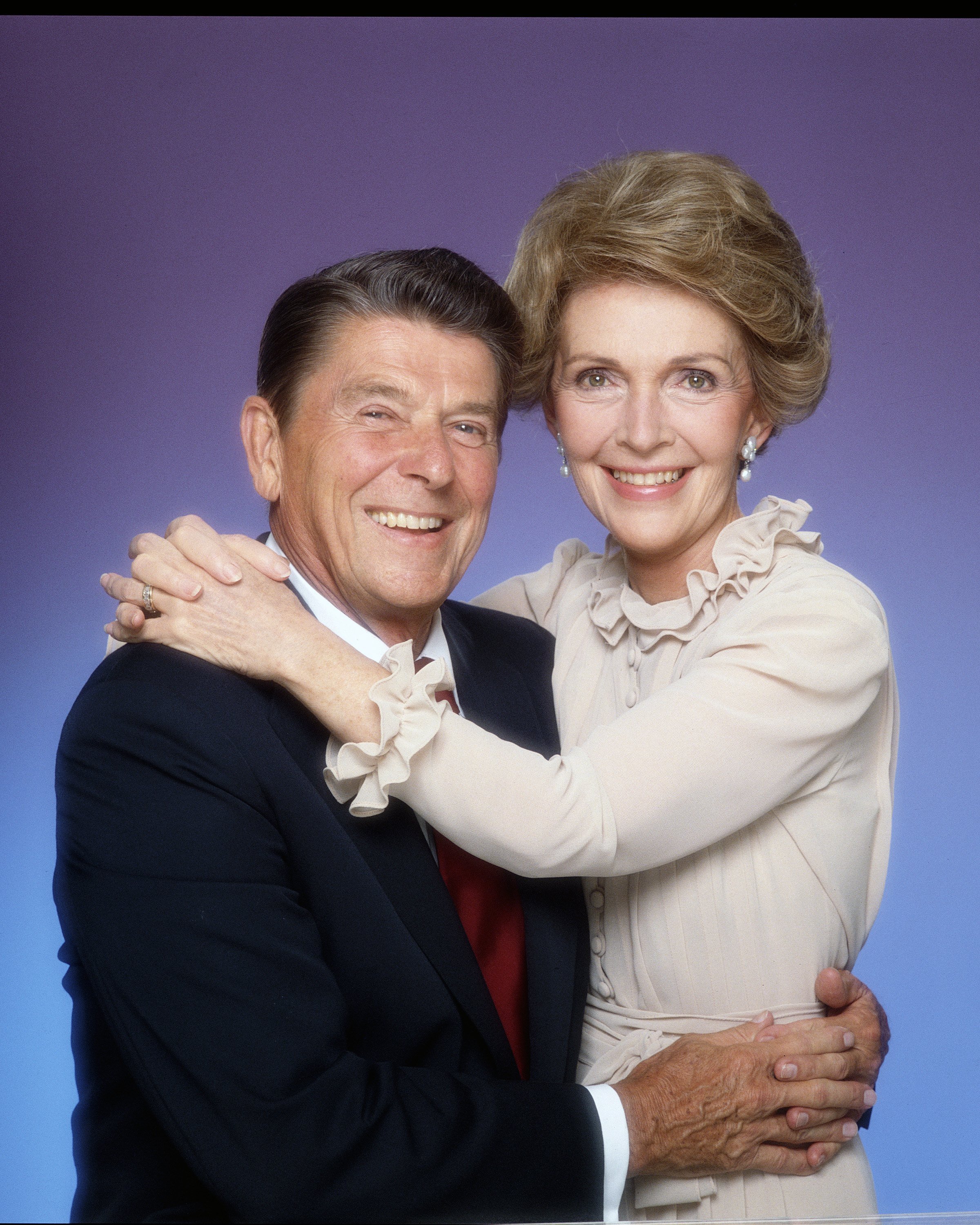 Le président Ronald Reagan et son épouse Nancy posent pour une séance de portraits en janvier 1981 à Los Angeles, en Californie. | Source : Getty Images
