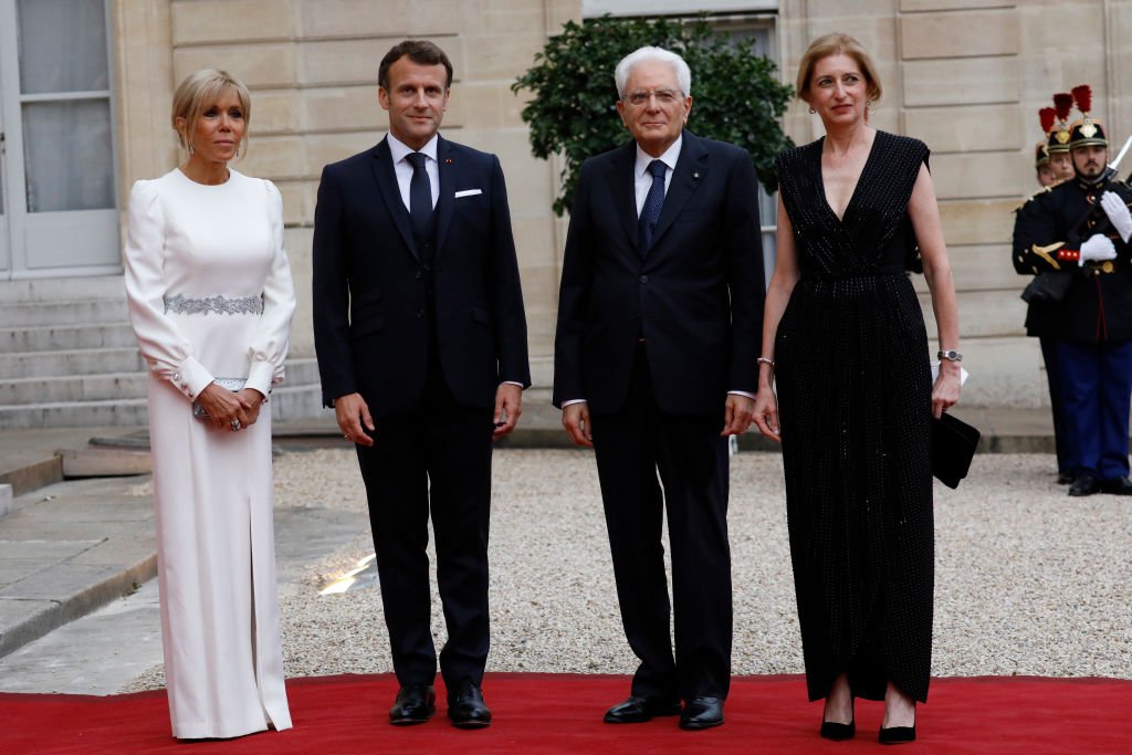 Le président Emmanuel Macron et son épouse Brigitte Macron posent pour des photographes avec le président italien Sergio Mattarella et sa fille Laura Mattarella avant un dîner d'État au palais présidentiel de l'Élysée le 5 juillet 2021 à Paris, France. Le président italien Sergio Mattarella est à Paris pour une visite d'État. | Photo : Getty Images.