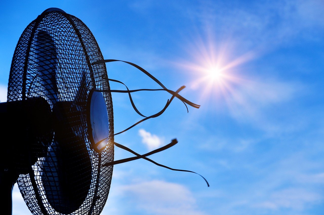 A fan blowing a breeze outside on a sunny day | Photo: Pixabay/Bruno /Germany