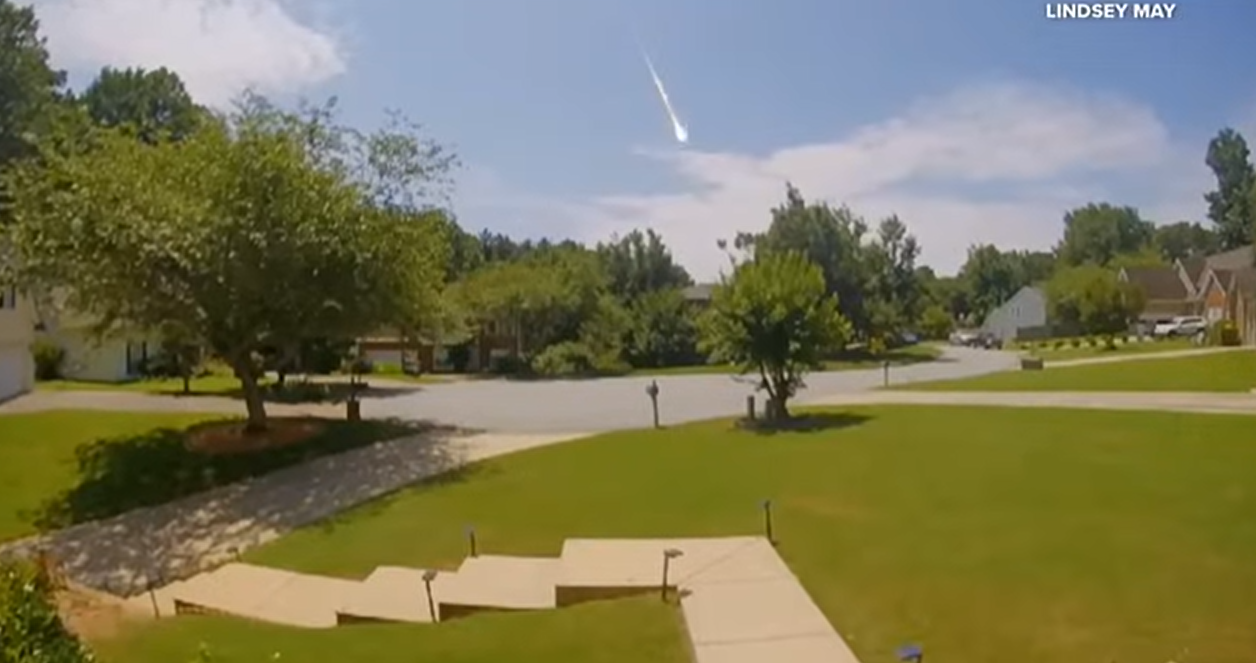 A fireball descends over Johns Creek, caught on a doorbell camera and shared on June 27, 2025 | Source: YouTube/@11Alive
