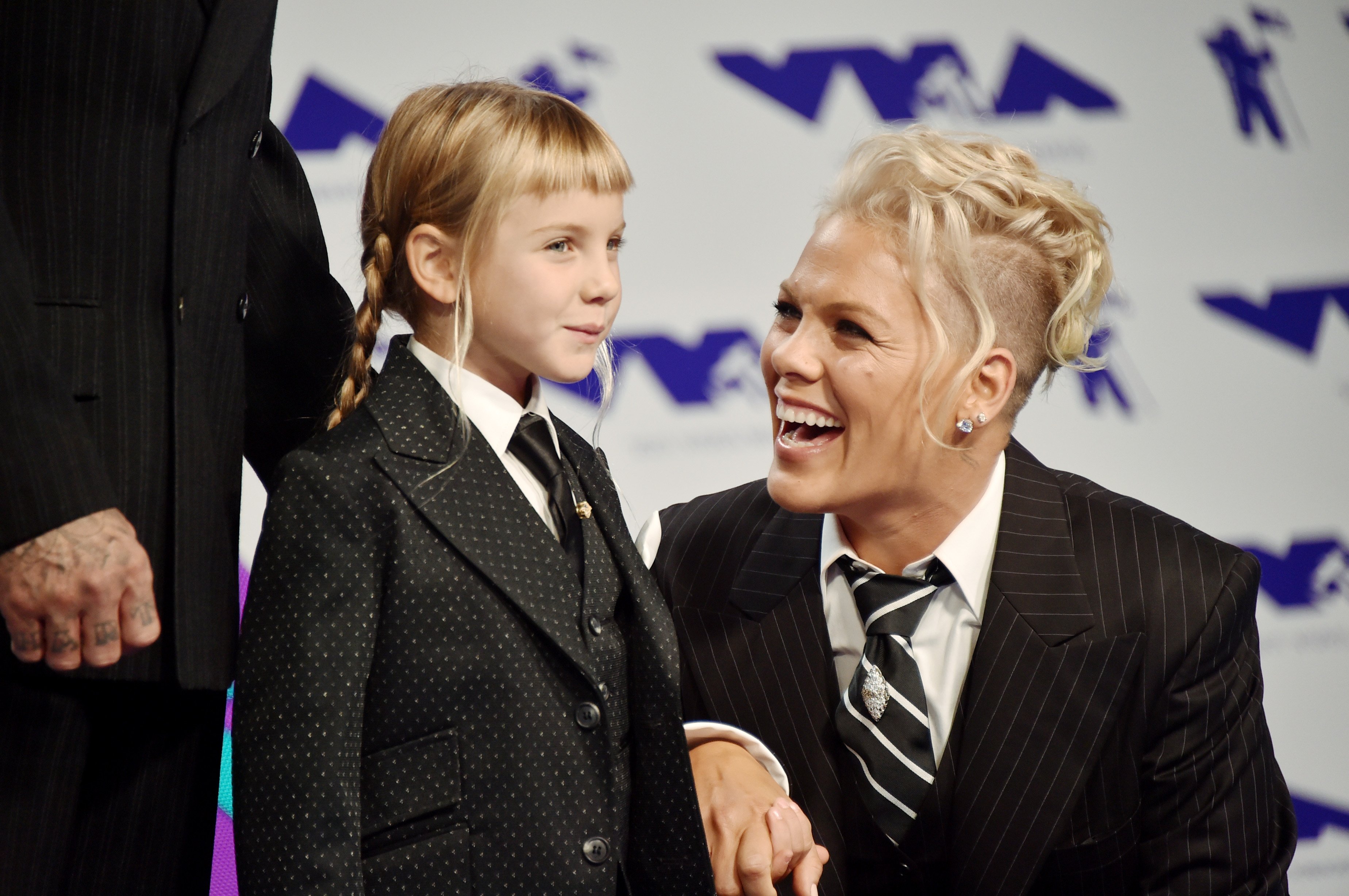 Willow Hart and Pink attend the 2017 MTV Video Music Awards at The Forum on August 27, 2017 in Inglewood, California | Photo: Getty Images