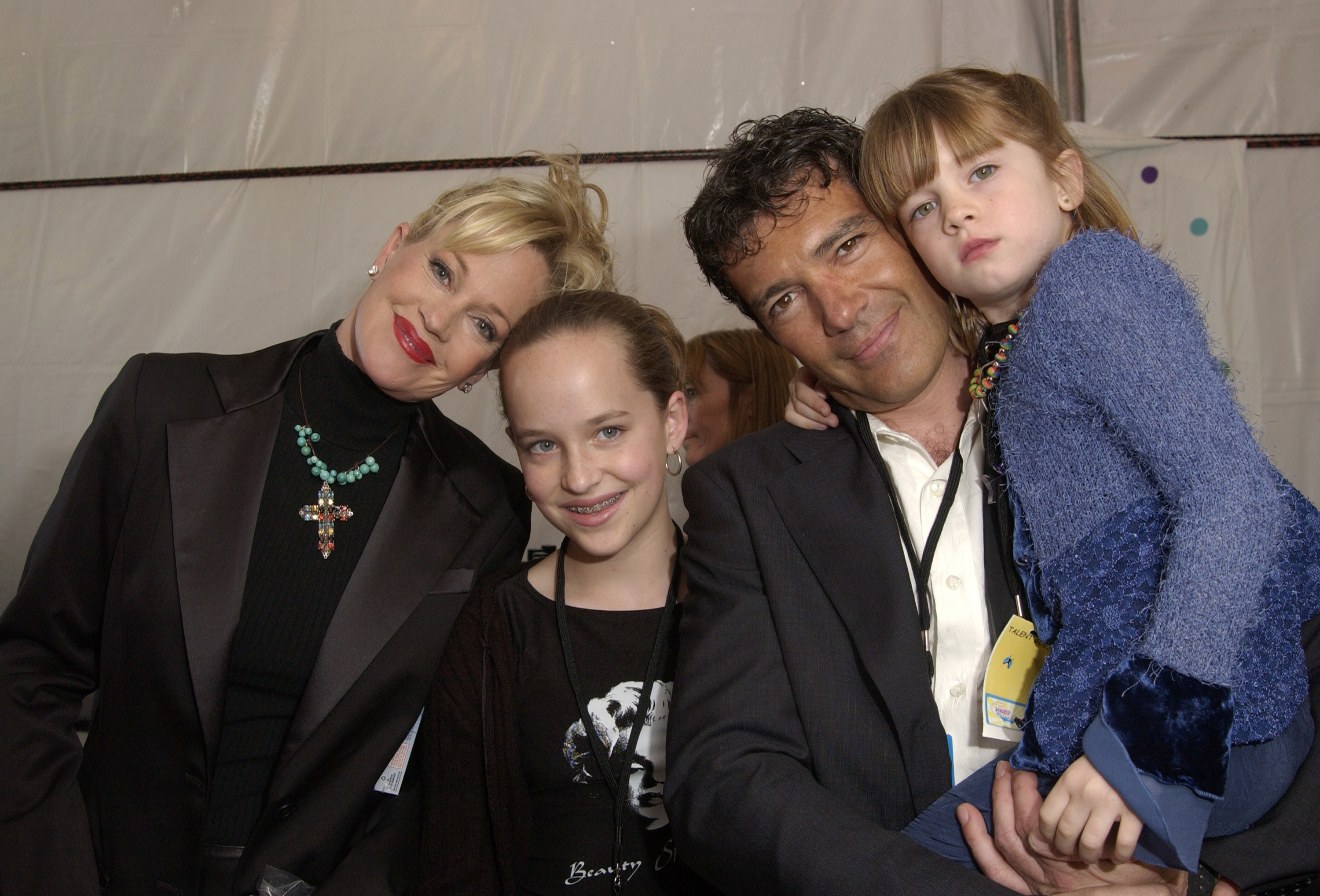 Melanie Griffith y Antonio Banderas con sus hijas durante los 15º Premios Anuales Kids Choice de Nickelodeon en Santa Mónica, California, el 20 de abril de 2002. | Foto: Getty Images