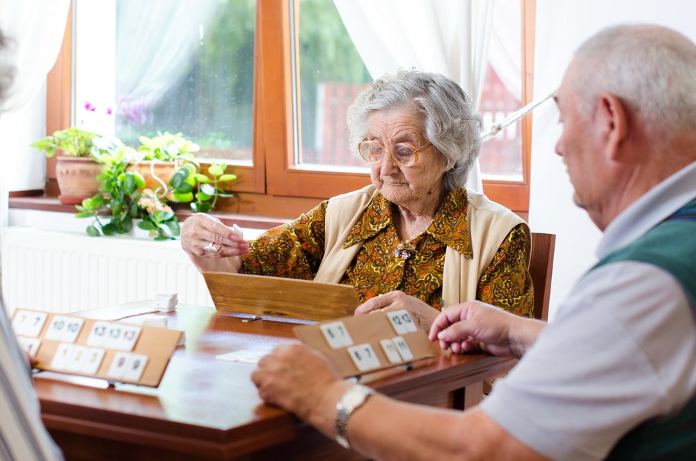 Personas de tercera edad jugando juegos de mesa. | Foto: Shutterstock