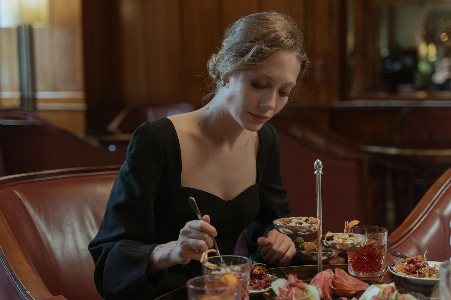 A woman at a dining table | Source: Pexels