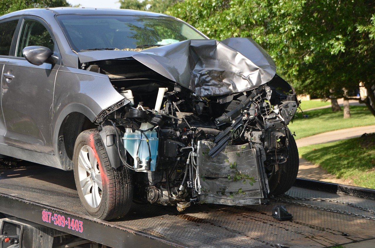 Une voiture totalement détruite suite d'une accident. | Photo : Pixabay