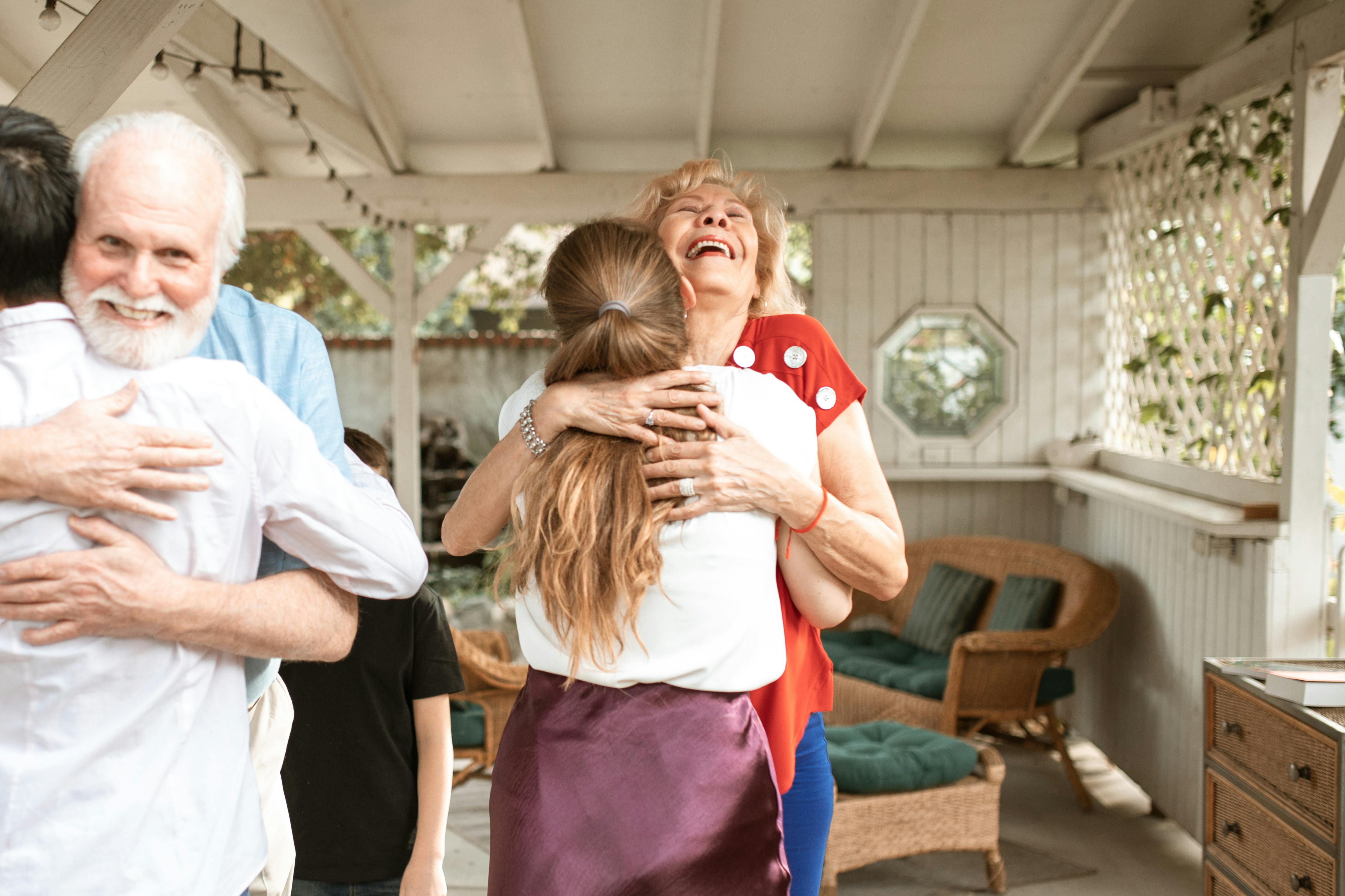 Una pareja de ancianos abrazando a sus hijos | Fuente: Pexels