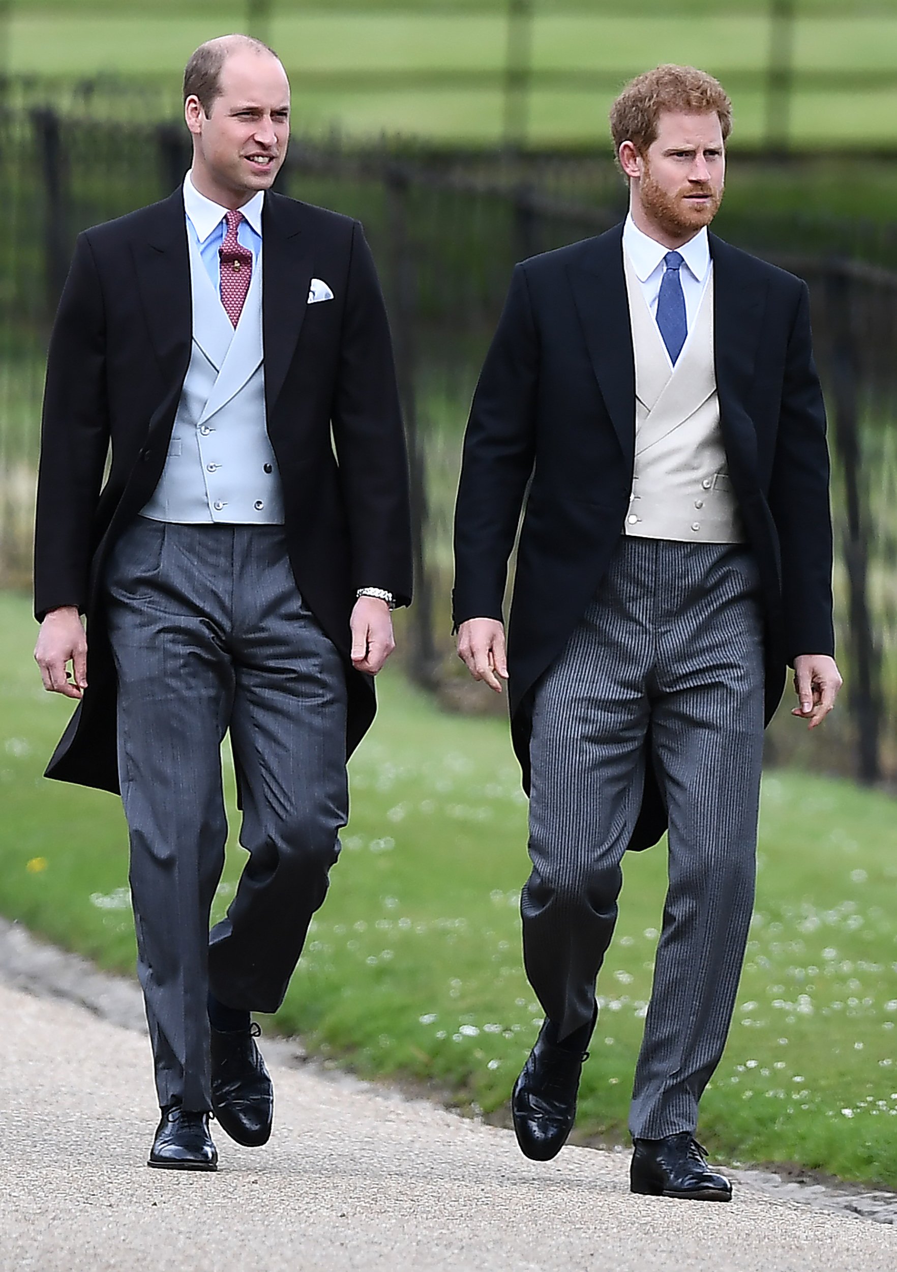 Prinz Harry und Prinz William in der St Mark's Church in Englefield, westlich von London, am 20. Mai 2017. | Quelle: Getty Images