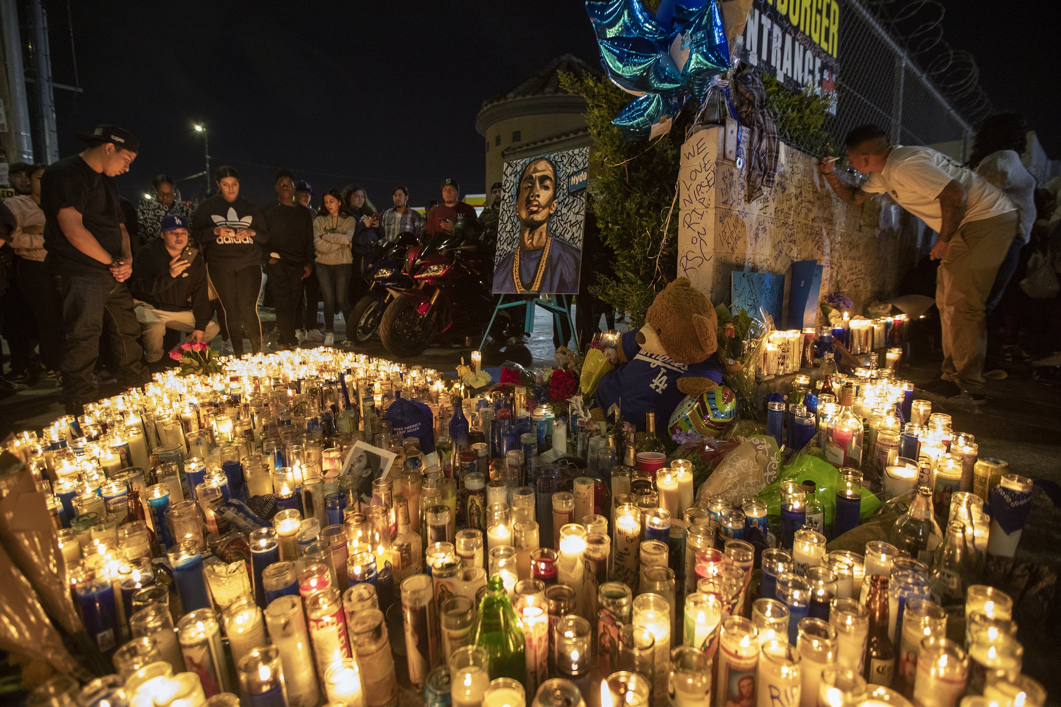 People mourn for rapper Nipsey Hussle on April 1, 2019 in Los Angeles, California. | Photo: GettyImages