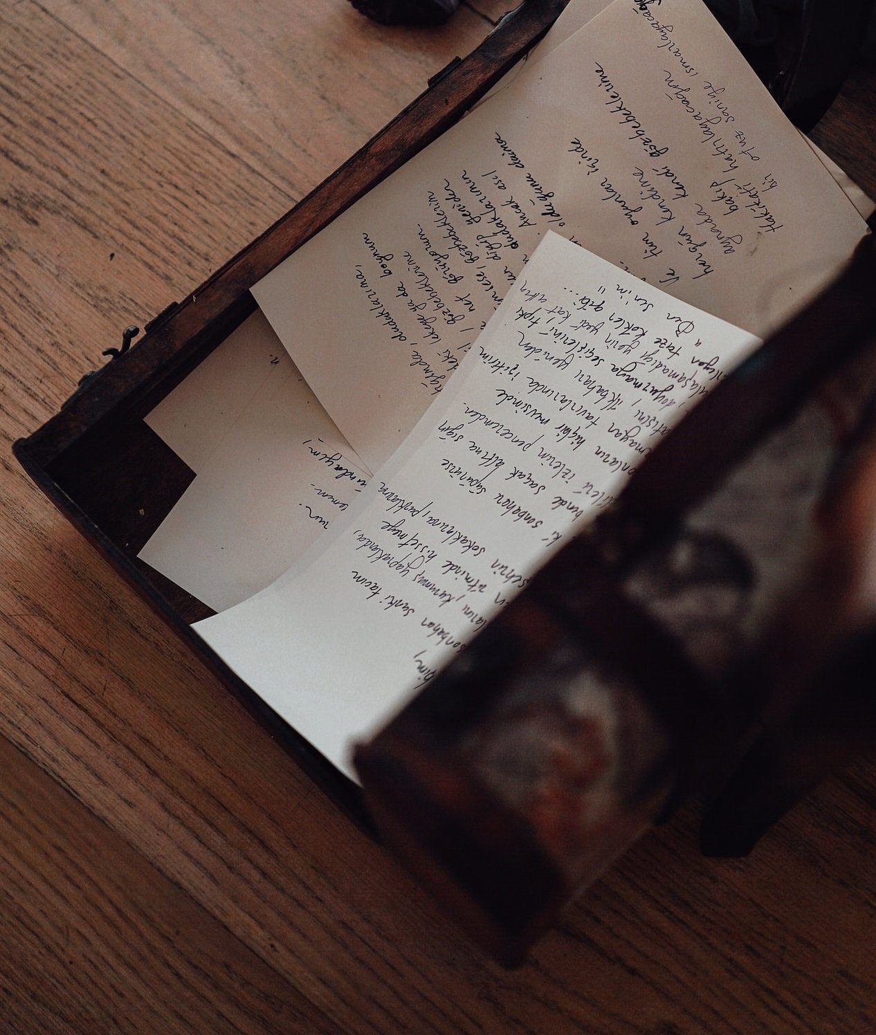 Aaron pulled a box from underneath Kyle's bed. | Source: Pexels