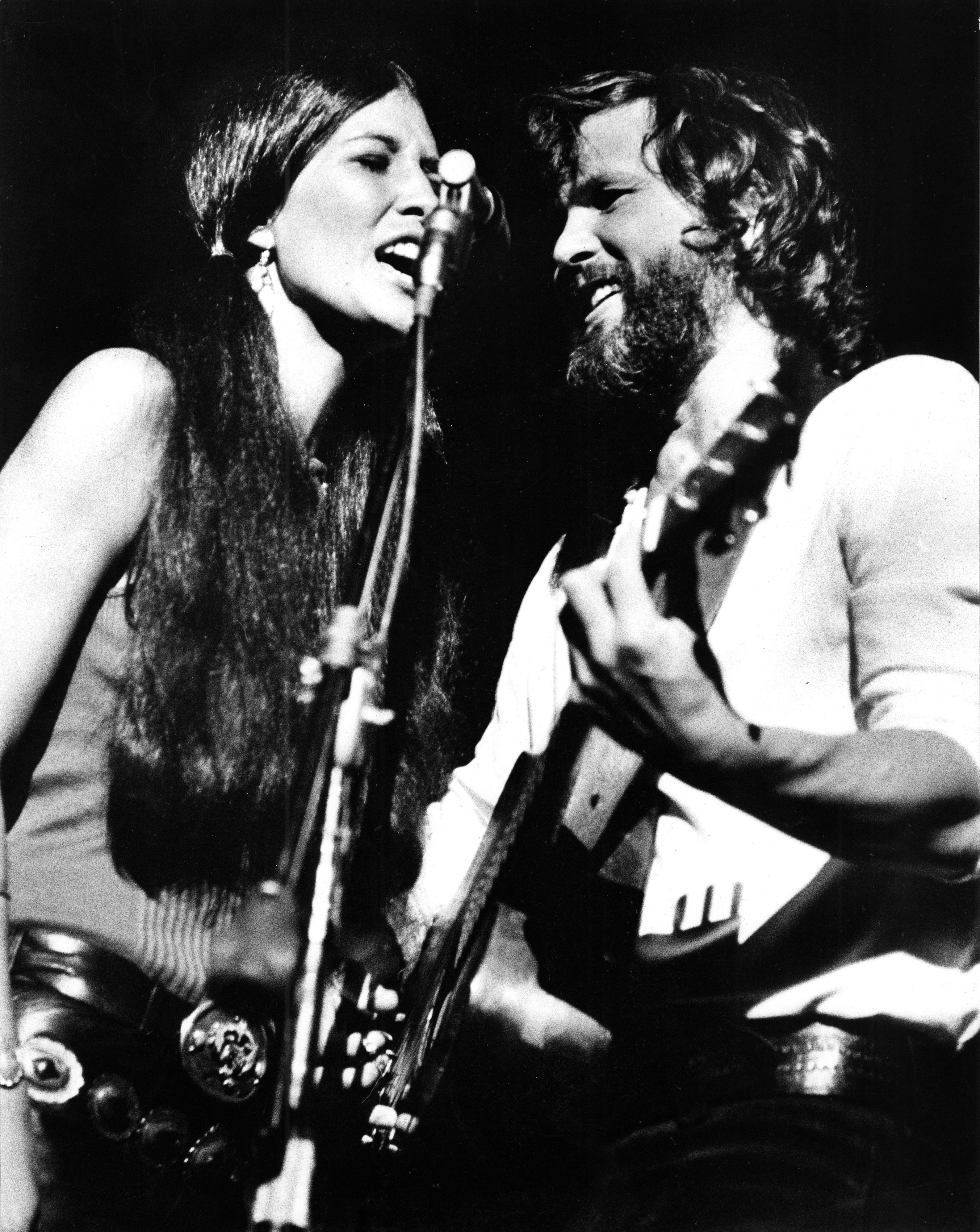 Kris Kristofferson and his girlfriend perform together in Vancouver, Canada, in 1971 | Source: Getty Images