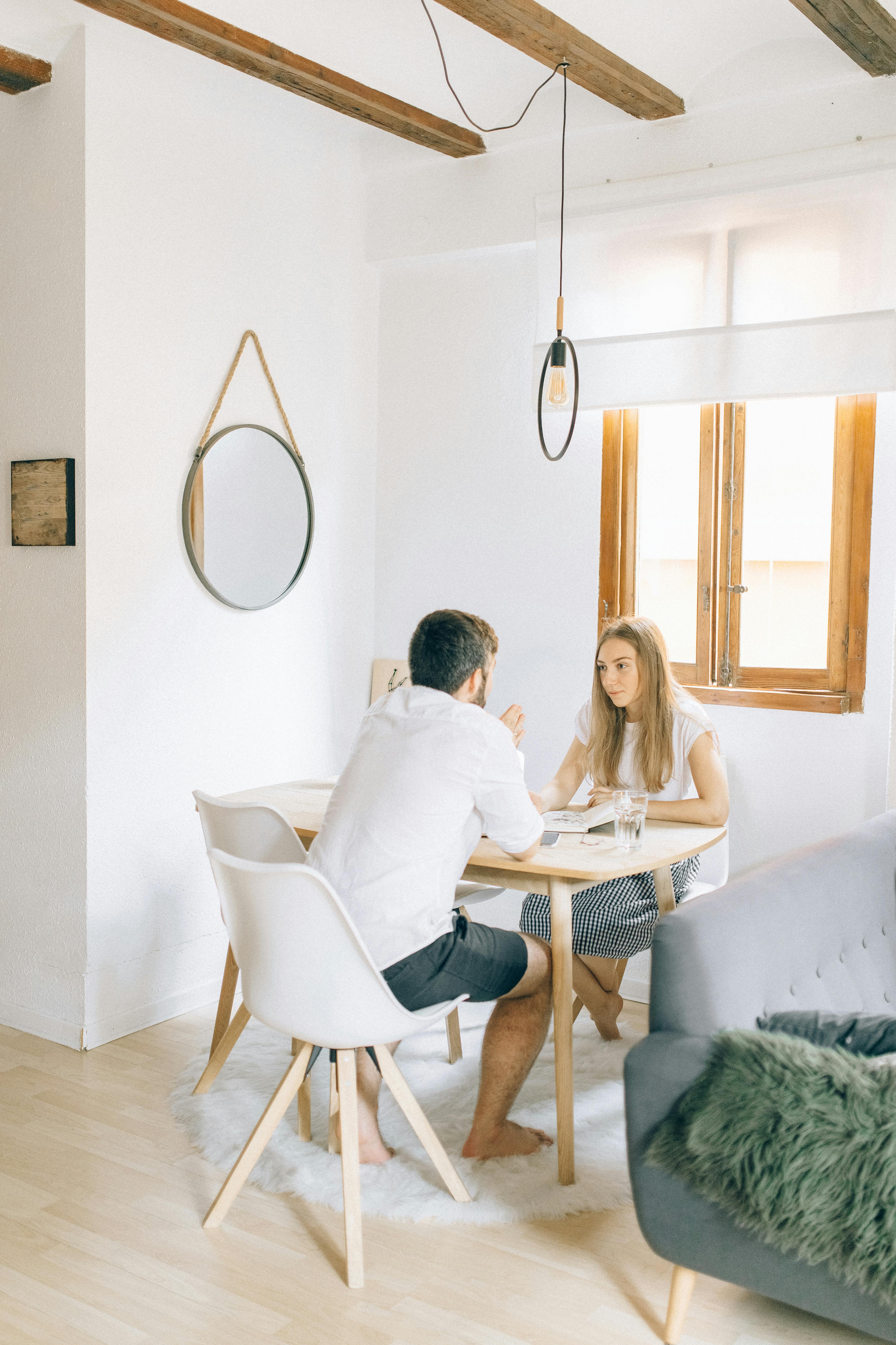 A couple sitting at a table talking | Source: Pexels