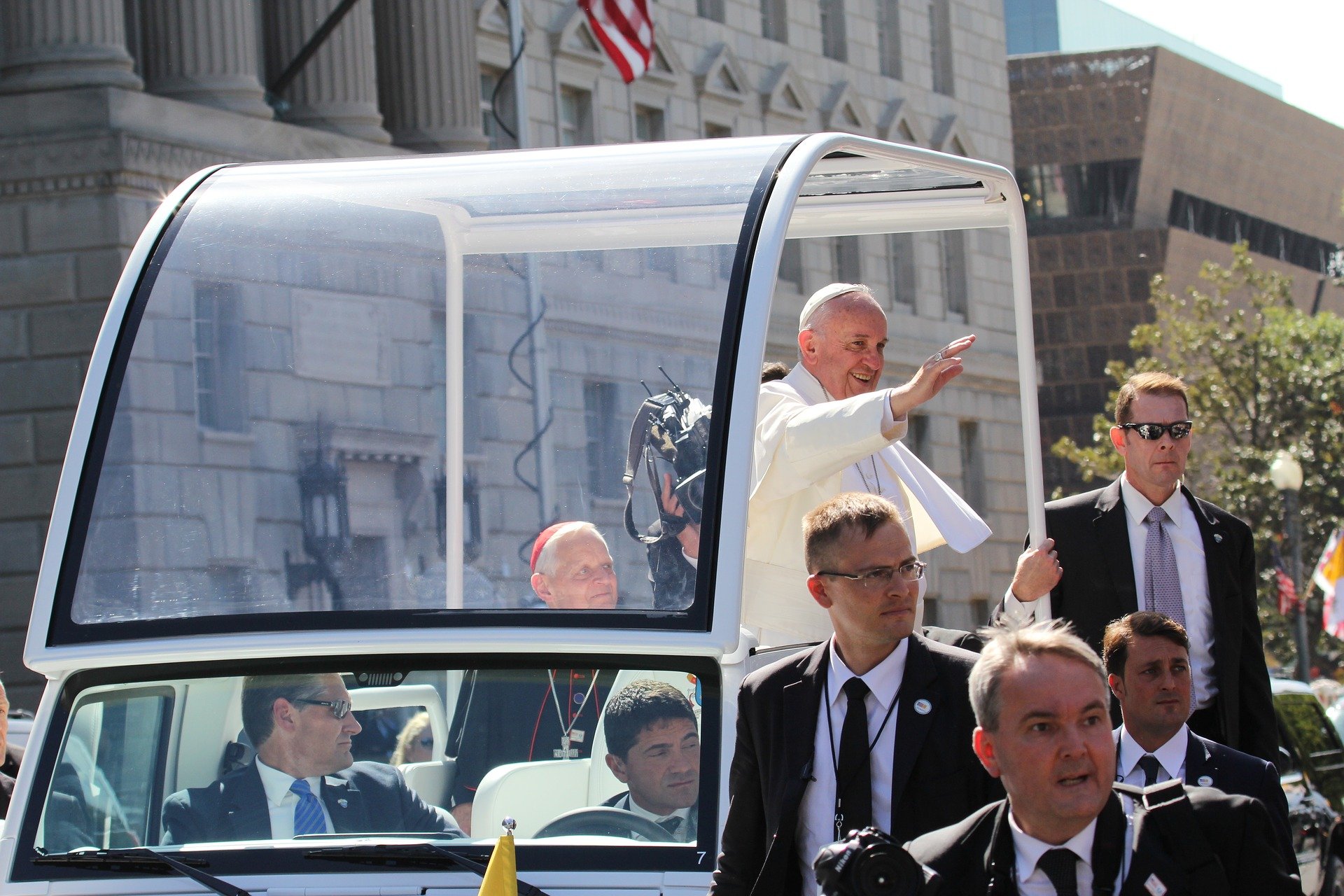 A pope during a public parade. | Source: Pixabay.