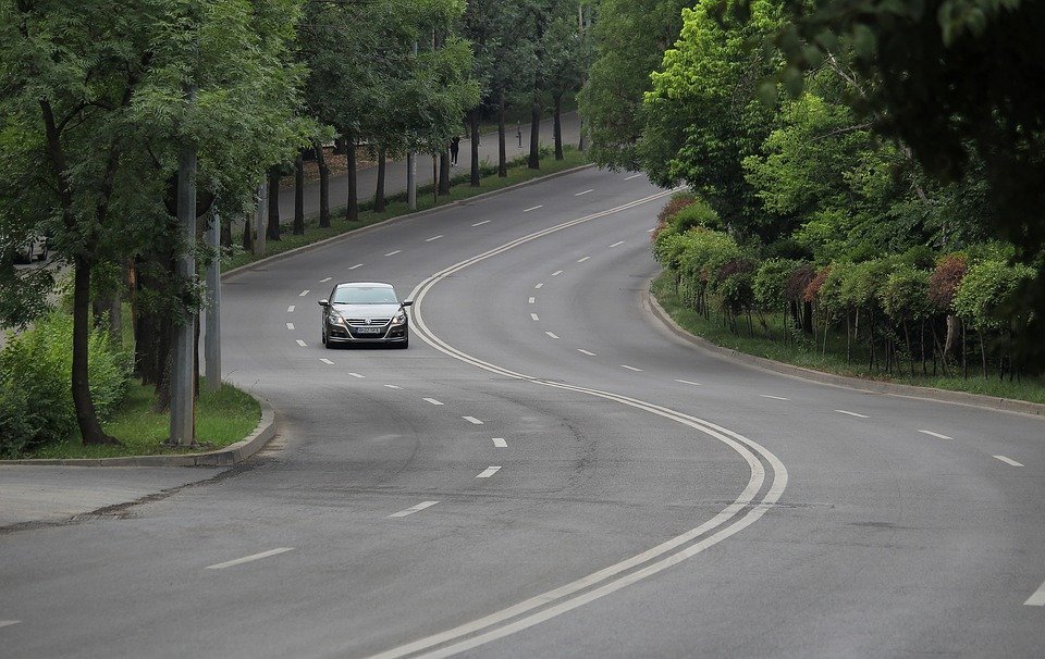 Un auto en una carretera. Fuente: Pixabay Un auto en una carretera. Fuente: Pixabay