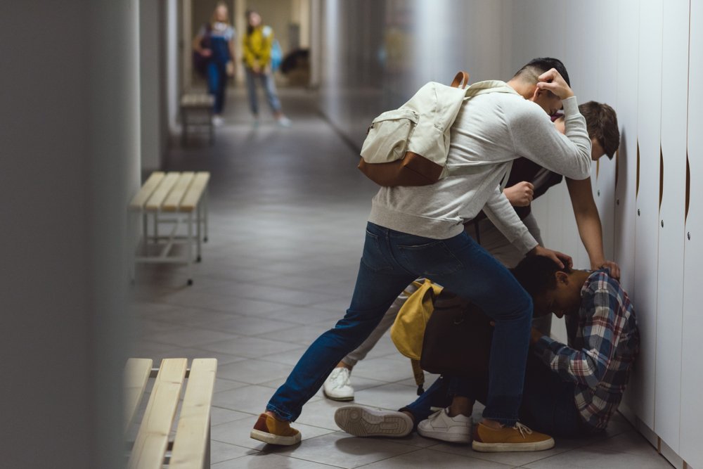 Chico siendo golpeado por compañeros de clase.|Fuente: Shutterstock Chico siendo golpeado por compañeros de clase.|Fuente: Shutterstock