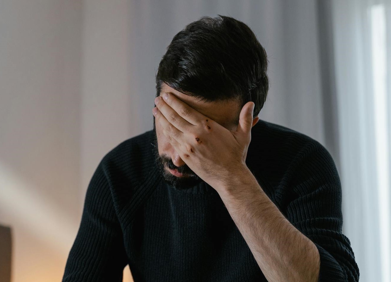 A frustrated man holding his head | Source: Pexels