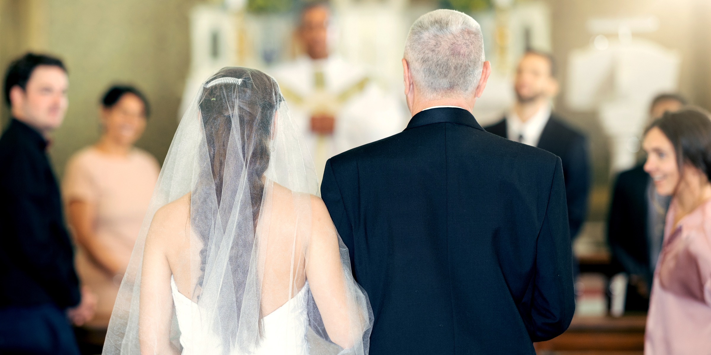 Father walks his daughter down the aisle | Source: Shutterstock
