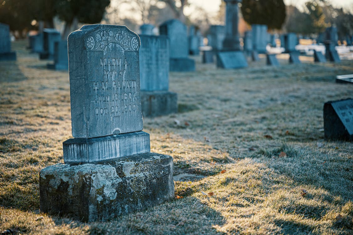 Varias lápidas en un cementerio. | Foto: Pexels
