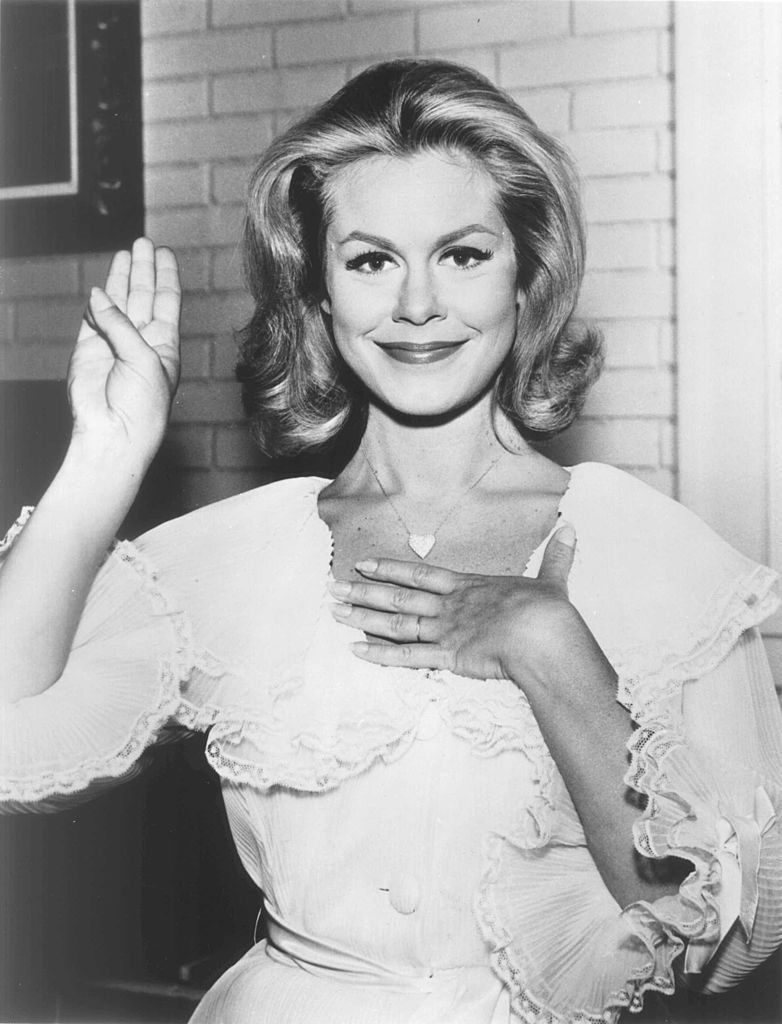 Elizabeth Montgomery making a pledge in the 1960s | Photo: Getty Images