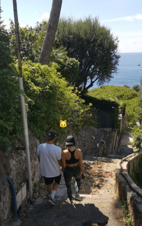 Screenshot d’Agathe Auproux et son compagnon à Monaco. | Photo : Story Instagram d’Agathe Auproux